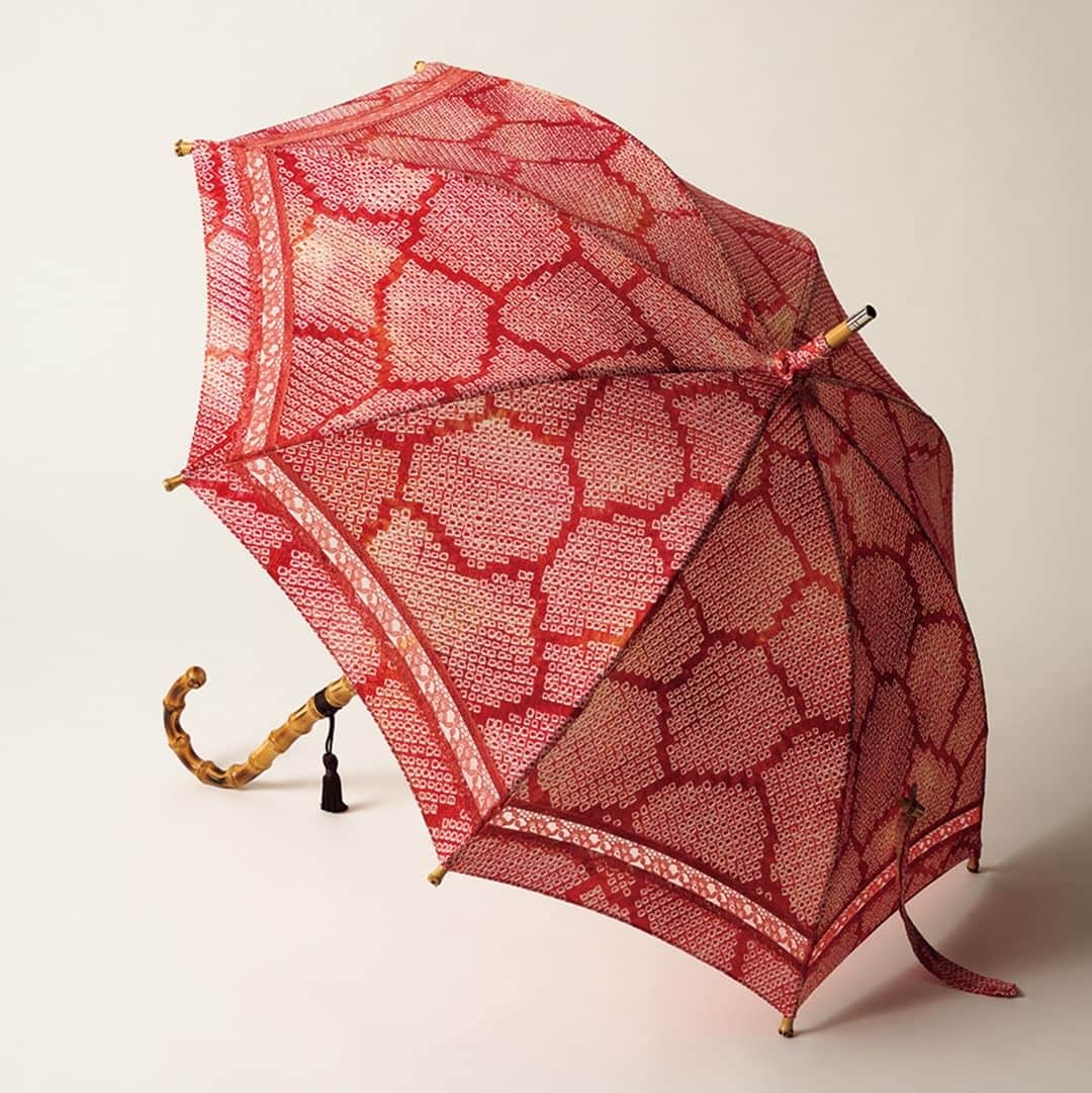 松屋銀座さんのインスタグラム写真 - (松屋銀座Instagram)「①おうちで眠る着物に、新たな命を吹き込んで。  お持ちいただいた着物を日傘にリメイクするオーダー会を開催。 今回は紳士着物から紳士用の日傘（16本骨／60cm）へのリメイクも承ります。 すべての着物傘に撥水加工を施します。  ※約6カ月後のお渡しとなります。　  〈かさはな〉着物リメイク 日傘オーダー会  3階婦人雑貨 ※10月10日（火）までの販売  ②素材から製法までこだわり抜いた、スペシャルなタオル。  オーガニックコットンとバンブーレーヨン（再生竹繊維）を使用。 印象深いビビッドなカラーリングながら、乳幼児にも安心してお使いいただけるエコテックスclass1の認証を取得しています。 出産祝いなどにもおすすめです。  〈ヒポポタマス〉 フェイスタオル ギフトセット ソフトトイ （左）S  （右）M 7階タオルシンクラボ  #松屋銀座 #matsuyaginza #銀座 #ginza #デザインの松屋 #着物 #日傘 #リメイク #オーダー #紳士着物 #着物傘 #撥水加工 #かさはな #着物リメイク #婦人雑貨 #タオル #オーガニックコットン #バンブーレーヨン #再生竹繊維 #ビビッド #乳幼児 #エコテックスclass1 #出産祝い #ヒポポタマス #フェイスタオル #ギフトセット #タオルシンクラボ」10月6日 12時00分 - matsuyaginza