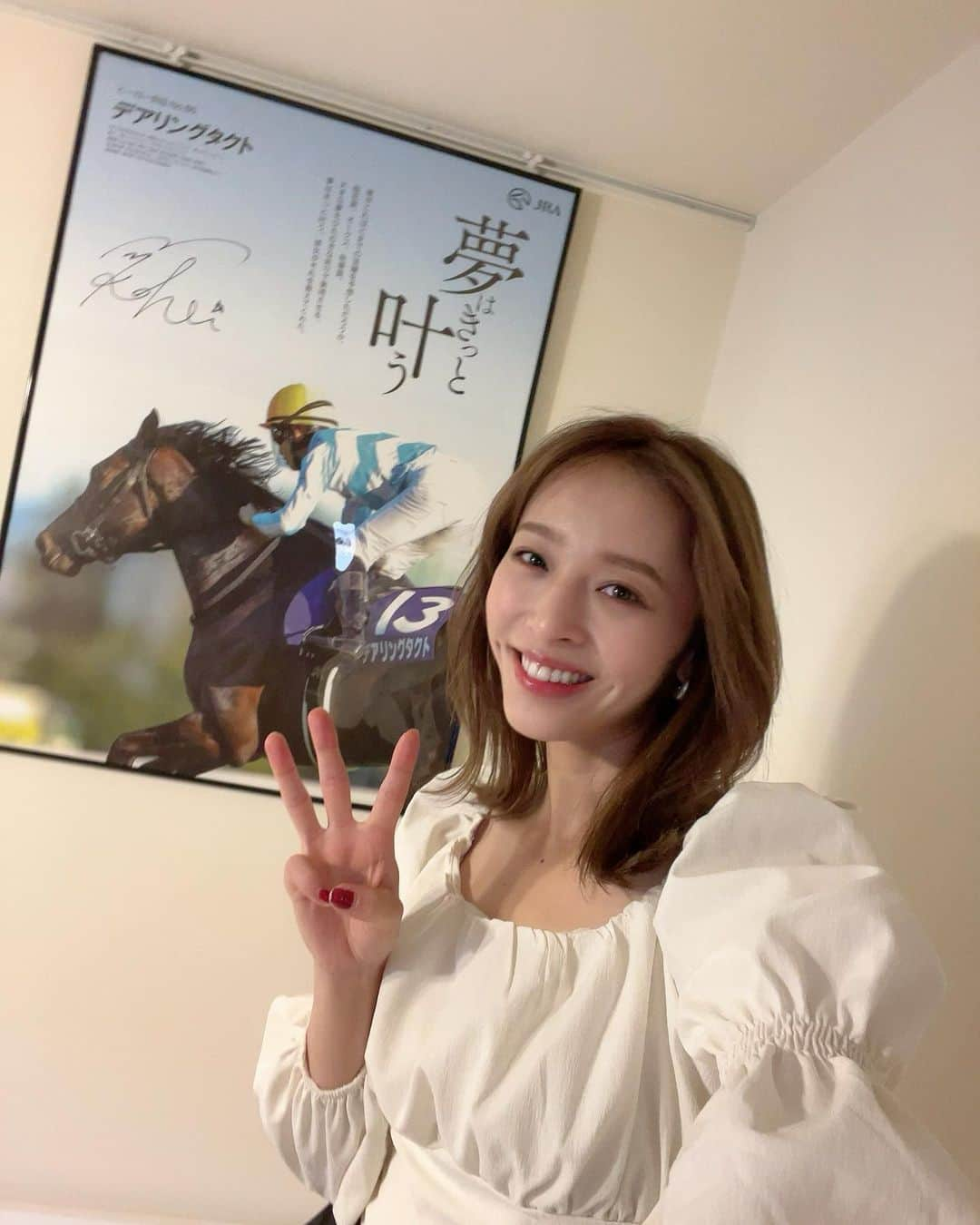 神部美咲のインスタグラム：「大好きなデアリングタクトの引退🐴  彼女が走る度にたくさんの夢を 見させて貰いました。  いつか来るとはわかっていたものの、、 やっぱり、すごく寂しいです。🥺  これからも大事なお仕事が待っているけど まずは、本当に本当にお疲れ様でした！ ゆっくり休んでね^_^  彼女に関わる全ての関係者の方々にも 感謝の気持ちでいっぱいです🙇‍♀️✨  史上初 無敗の牝馬３冠馬 デアリングタクト ありがとう♡♡  #デアリングタクト」