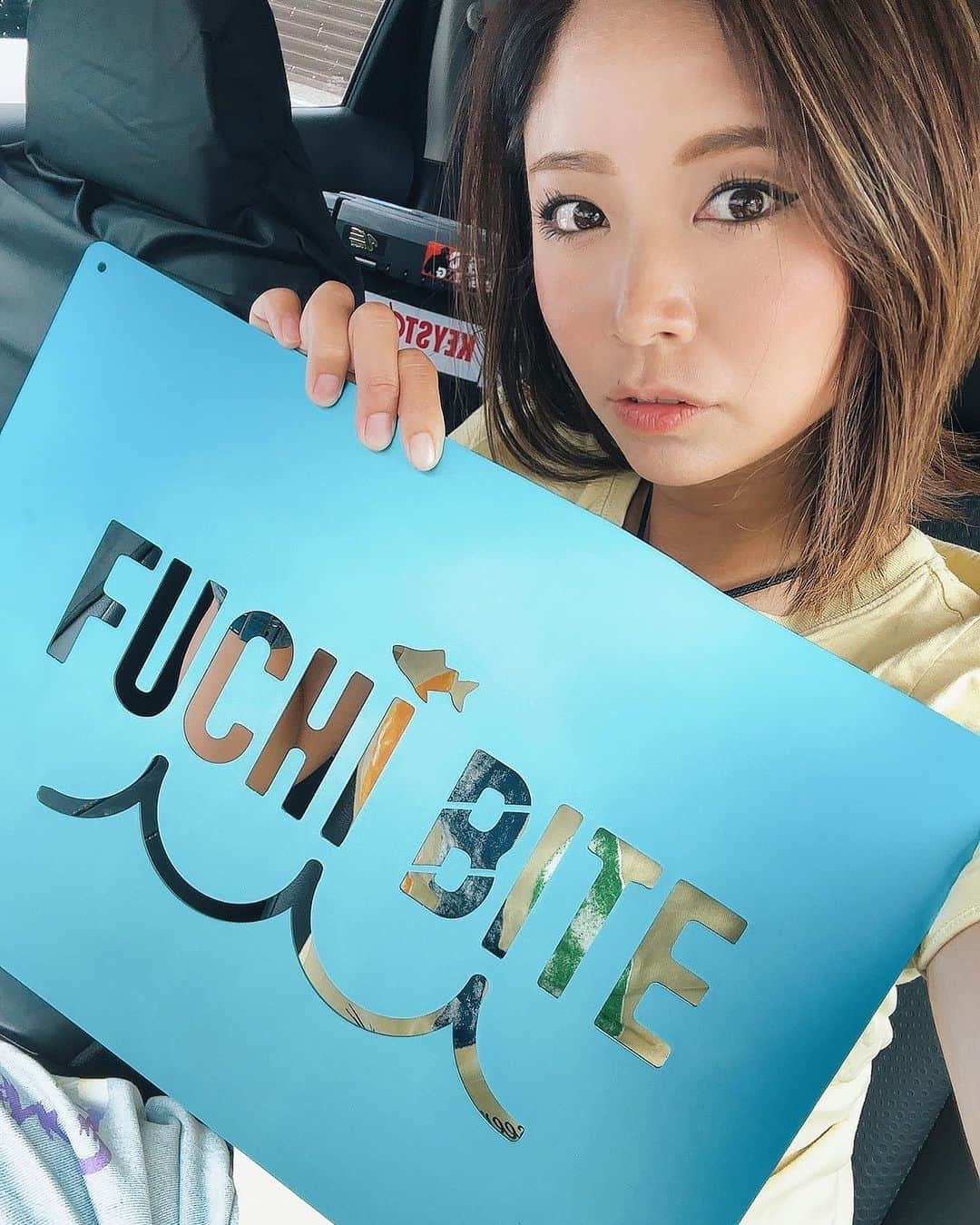 渕上万莉 のインスタグラム：「FUCHIBITEの可愛いプレート😍🌴  FUCHIトレイを作ってくれている ツバサ工業さん、日興電化さんが カラーアルマイトで作ってくれました🥹🙏🏽✨  部屋に飾ってイベントの時は持っていこー💕  それと 10月以降のイベントスケジュールをまとめてました‼️✨  ポツポツとお知らせし過ぎて まだ募集してるのか終わってるのかすらも分かりにくいかなぁと思って💦  3枚目の『COMINGSOON』のイベントは、日にちと場所は決まってるけどまだ時間や詳細が未定、もしくは参加募集開始前のものになります㊙️✨  ただ、もっと早く知っておけば…と言われてしまう事が多々あるので🥹  先にスケジュールだけお伝えさせていただきます🥹❣️  …空けといてね🥰🫶🏾  にっしゃんとダイと初めての関東船釣りイベントも企画してるので、ドキドキワクワク🫣🫣🫣  みんな集まってくれるかなぁ💦  イベント参加方法は 過去のインスタ投稿に記載してますが、 『ストーリーハイライト』にアーカイブもまとめておきますので参考にしてください🥰✨  #釣りイベント #fuchibite  #フッチー #渕上万莉」