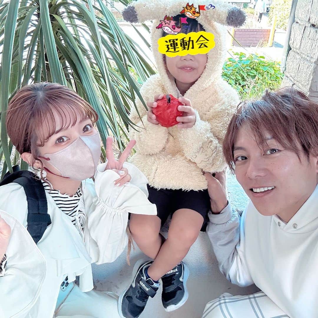杉浦太陽のインスタグラム：「三男・コアの運動会でした🏃  初めは恥ずかしくなっちゃったけど、 持ち直して、しっかりリレーも親子競技も出来ました👏  こどもたちの頑張る姿は可愛すぎました✨✨✨  先生方、お友だち、保護者の皆様、 お疲れ様でした！ありがとうございました！✨✨  @sugiurataiyou_official  #コア #保育園の運動会 #がんばりました👏 #ピカチュウは行き帰りの上着ですw」