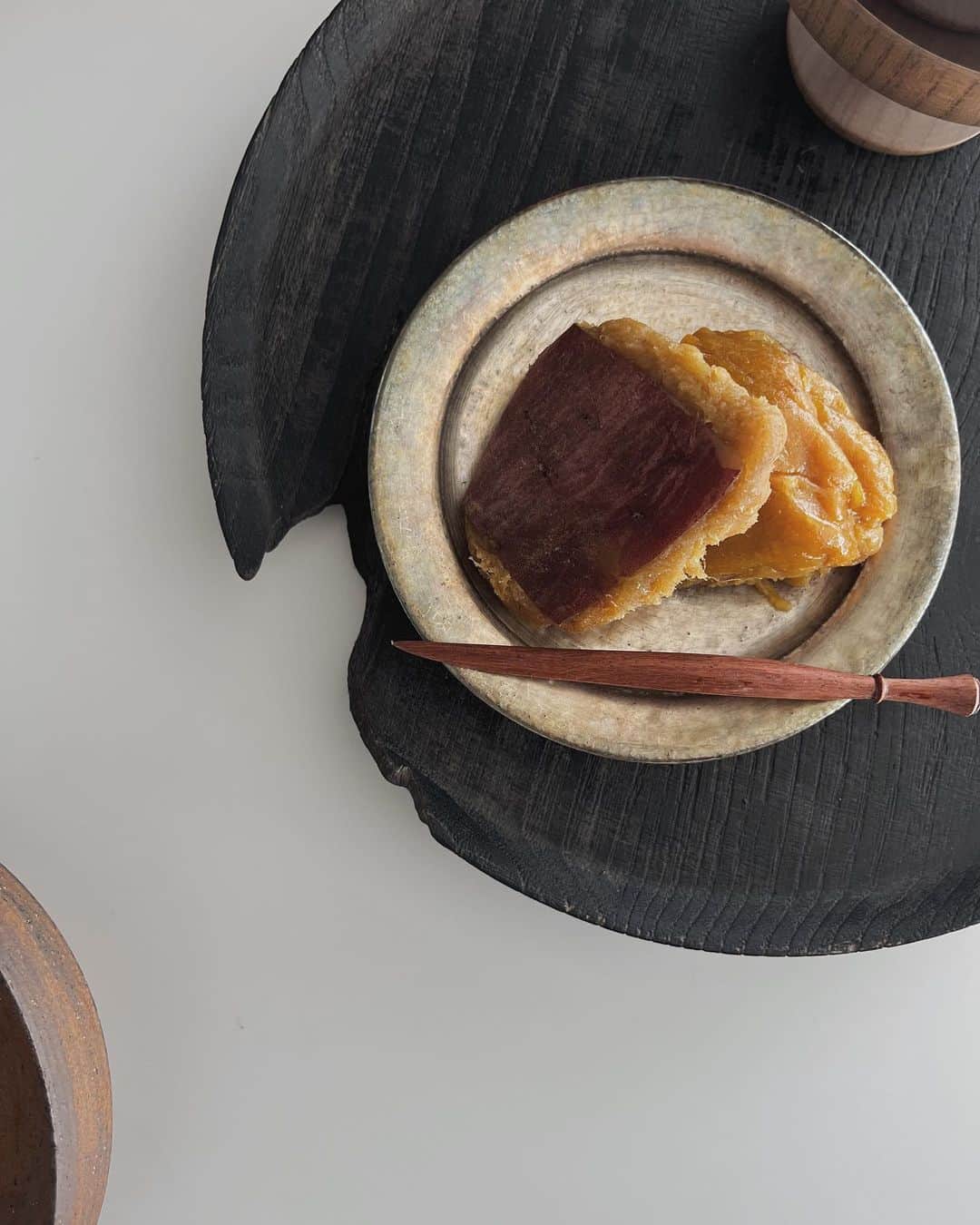 金セアルのインスタグラム：「@aoi_nakamura がくれた 京都芋屋 "芋と野菜"の🍠。 私史上1番の🍠となりましたので記録📝。  器は、あおいの出身地でもある滋賀県の  @taniinaoto さんのお皿にのせました。  #最後の晩餐はサツマイモ」