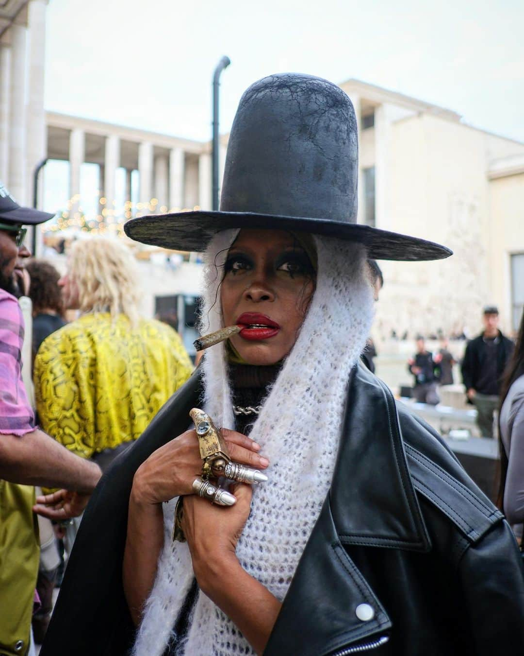 シトウレイのインスタグラム：「Erykah Badu after @rickowensonline show.  真っ赤な口紅がベッタリ着いたふっとい葉巻を口の端で無造作にくわえるのとか、こんなん最強かっこいいやん…？ (⚠️アップで口元見るとあまりの男前セクシーさに悶絶するので気をつけて！⚠️)  @rickowensonline での一枚。」