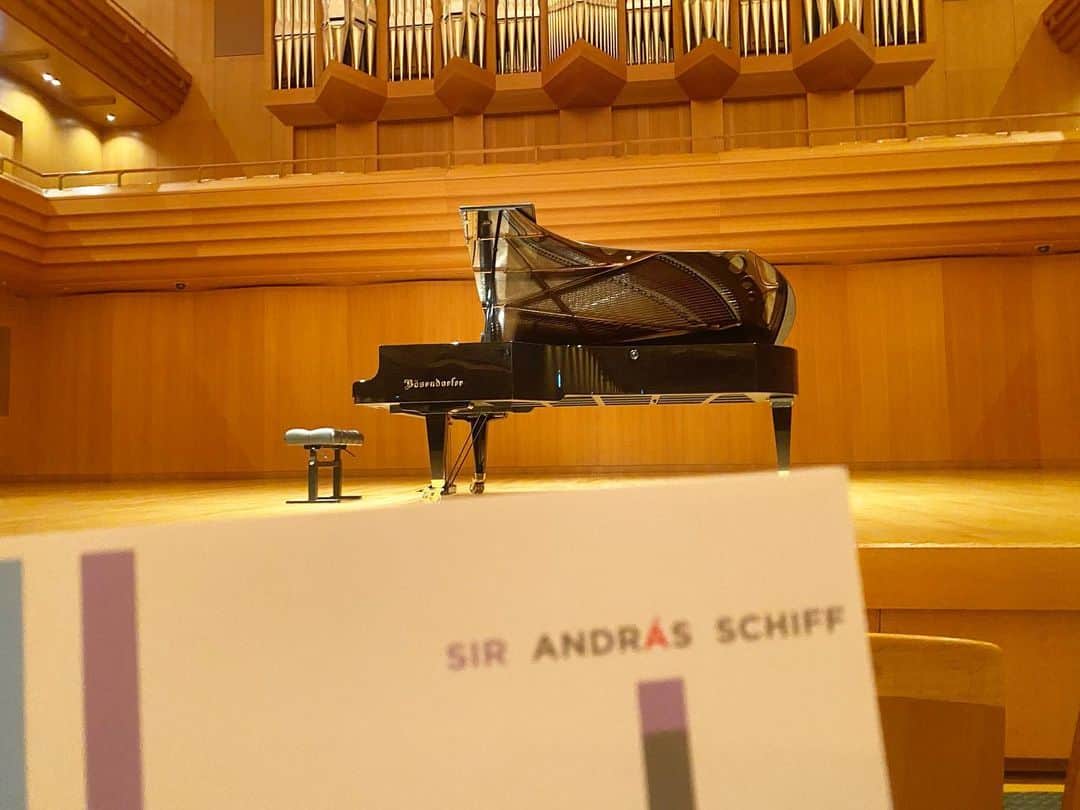 森本麻衣のインスタグラム：「今私が最も聴きたい巨匠ピアニスト‼️アンドラーシュ・シフ氏。  英国よりナイト爵位を授与されているSir András Schiff。  もし、 まだ聴いたことないよ🎵 という方は是非、 聴かれる事をおすすめします☺️  どんなパッセージでもどんな細かな音でも全てが音楽をしていて、聴衆に語りかける力を持ち、 ナチュラルで、 エネルギーが溢れ、 上品かつ大胆。 そんな唯一無二の演奏は、本当に心の奥を揺さぶるのです😭  そもそも、 私はどんなピアニストも尊敬しています。それこそアマチュアさんでも、小さい子供ちゃんでも頑張ってピアノを弾いている人、みんな‼️  昔は「あまり好きじゃないな」という演奏もあったけれど、 今はそんな風に思う事はなく、  ピアノを人前で弾く事は本当に簡単ではないし、 それも、自分の理想に近づく為にコツコツと練習や修行（？）諸々を頑張っているだけで、 もう本当素晴らしいこと‼️ って思うんです。  （もはや、仙人のような精神になってきたか私？！）  シフ様の今年のコンサートは、 先日の東京と神奈川の2公演だけ。 すでに私は来年の公演を待ち望んでいます🙋🏻‍♀️  去年は音重視の真ん中あたりのお席、 今年はかぶり付き三列目で聴きました👂✨  感動する音楽、感銘を受ける解釈に出会える事は 私の人生の幸せの一つ。  彼のコンサートの後は そんな気持ちになります😌💗  #森本麻衣#ピアノ#ピアニスト #クラシックコンサート #ピアノリサイタル#オペラシティ#東京#初台 #アンドラーシュシフ　様 #来年も楽しみ #🎹#🫶🏻」