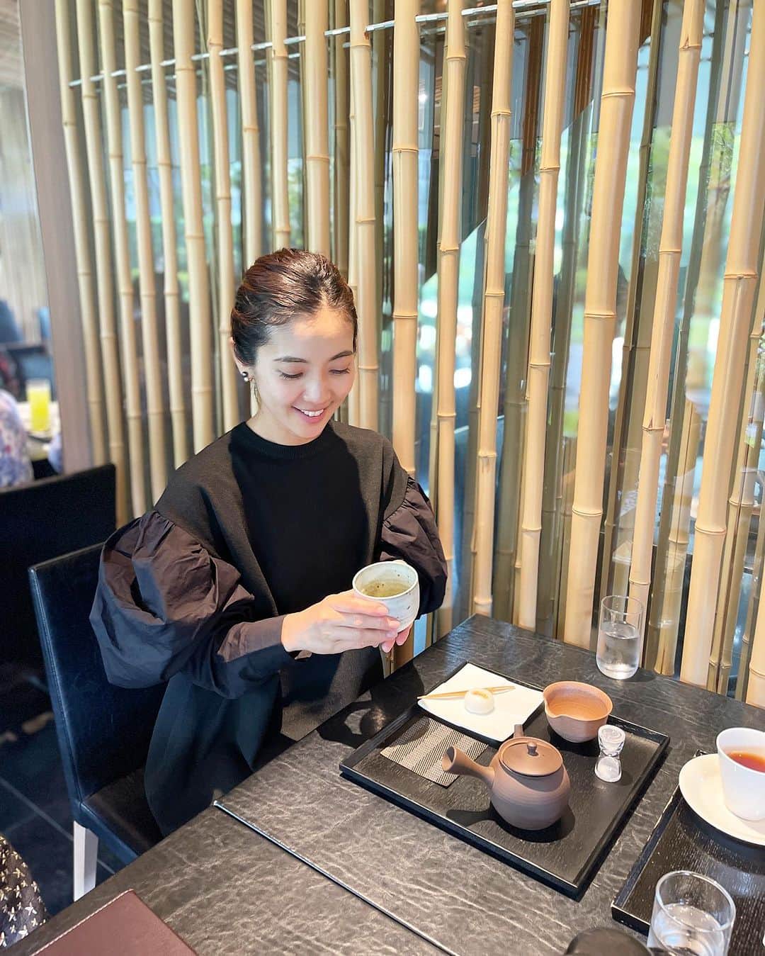小川りかこさんのインスタグラム写真 - (小川りかこInstagram)「歌舞伎座の屋上庭園を眺める事が出来る日本茶専門店『寿月堂』へ🍵  海苔の老舗「丸山海苔店」が運営する3000本の竹に覆われた素敵な空間。  メニューを見て迷いに迷って、今だけしか味わえない新茶のセットにしました。  まろやかで甘みがあって美味しい。  こちらへお邪魔して、私は緑茶が大好きだと言うことを再認識し、もっと緑茶の淹れ方など勉強したくなりました！  #歌舞伎座#kabukiza#寿月堂#歌舞伎座タワー#庭園#屋上庭園#丸山海苔店#緑茶#新茶#日本茶#日本茶専門店#専門店#隈研吾#隈研吾デザイン#竹#お茶#🍵#禅」10月6日 11時56分 - rikakoogawa