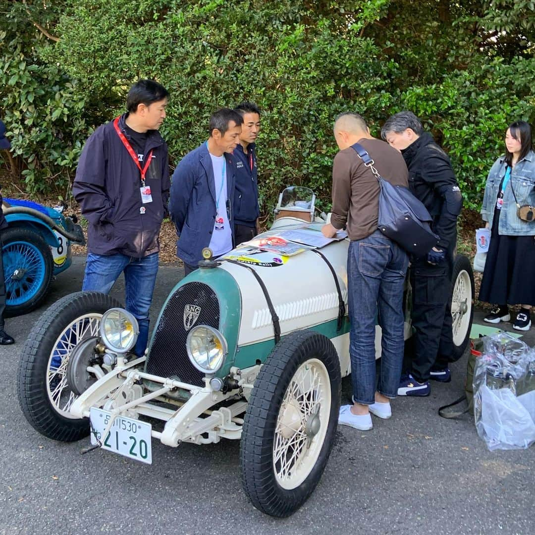 Boseさんのインスタグラム写真 - (BoseInstagram)「車好きが集まる会としては最高峰と思われるイベントにこっそり潜入しました。色んな意味で大人過ぎる関係者の中に、接しやすそうな人がいるなと思ったら、シトロエンマニアとしても有名なミュージシャン、ペトロールズの長岡くんでした笑。 どの車もデザインが可愛いらしく、観てるだけでウットリしてくるんですが、エンジンがかかったら、いきなり獰猛な獣のように豹変して、これまた最高。高まる〜笑 #lafestamillemiglia  #明治神宮 #コレツィオーネ #ペトロールズ」10月6日 11時59分 - bose_sdp