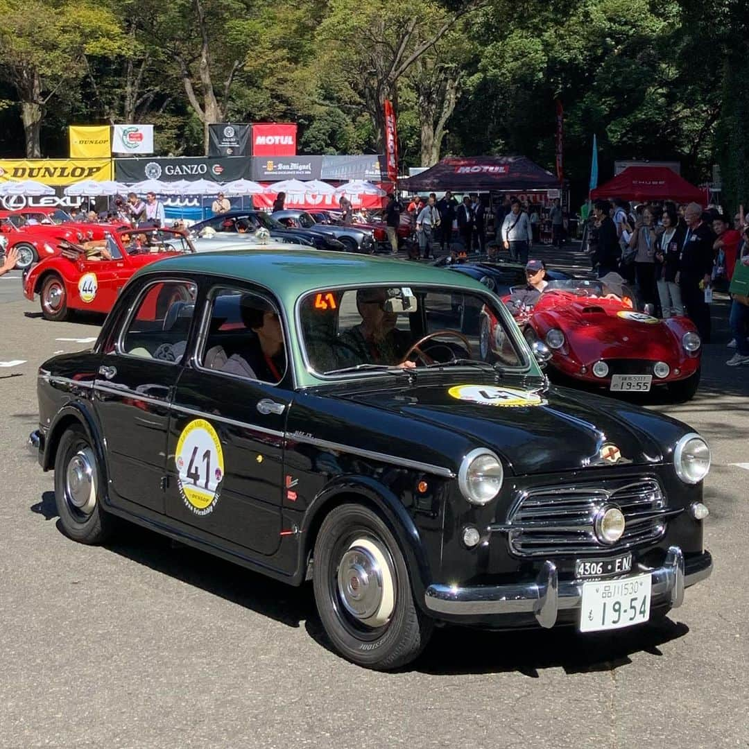 Boseさんのインスタグラム写真 - (BoseInstagram)「車好きが集まる会としては最高峰と思われるイベントにこっそり潜入しました。色んな意味で大人過ぎる関係者の中に、接しやすそうな人がいるなと思ったら、シトロエンマニアとしても有名なミュージシャン、ペトロールズの長岡くんでした笑。 どの車もデザインが可愛いらしく、観てるだけでウットリしてくるんですが、エンジンがかかったら、いきなり獰猛な獣のように豹変して、これまた最高。高まる〜笑 #lafestamillemiglia  #明治神宮 #コレツィオーネ #ペトロールズ」10月6日 11時59分 - bose_sdp