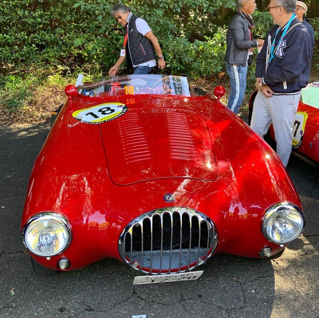 Boseさんのインスタグラム写真 - (BoseInstagram)「車好きが集まる会としては最高峰と思われるイベントにこっそり潜入しました。色んな意味で大人過ぎる関係者の中に、接しやすそうな人がいるなと思ったら、シトロエンマニアとしても有名なミュージシャン、ペトロールズの長岡くんでした笑。 どの車もデザインが可愛いらしく、観てるだけでウットリしてくるんですが、エンジンがかかったら、いきなり獰猛な獣のように豹変して、これまた最高。高まる〜笑 #lafestamillemiglia  #明治神宮 #コレツィオーネ #ペトロールズ」10月6日 11時59分 - bose_sdp