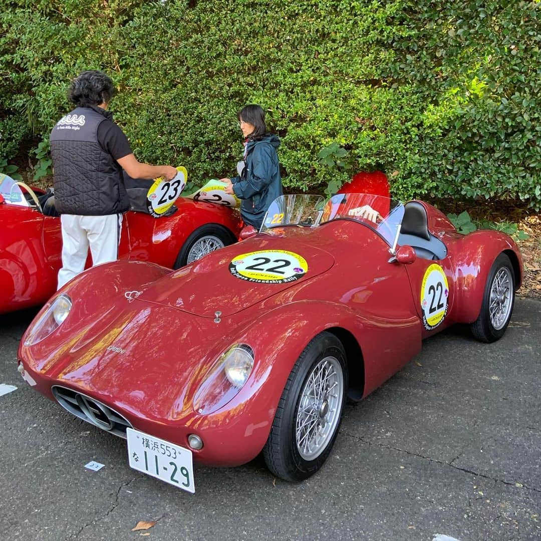 Boseさんのインスタグラム写真 - (BoseInstagram)「車好きが集まる会としては最高峰と思われるイベントにこっそり潜入しました。色んな意味で大人過ぎる関係者の中に、接しやすそうな人がいるなと思ったら、シトロエンマニアとしても有名なミュージシャン、ペトロールズの長岡くんでした笑。 どの車もデザインが可愛いらしく、観てるだけでウットリしてくるんですが、エンジンがかかったら、いきなり獰猛な獣のように豹変して、これまた最高。高まる〜笑 #lafestamillemiglia  #明治神宮 #コレツィオーネ #ペトロールズ」10月6日 11時59分 - bose_sdp