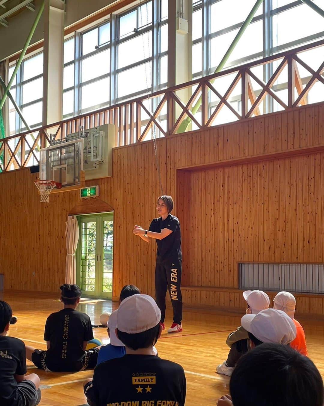 大山未希のインスタグラム：「🏐  【アスリーチ】  今回は長野県！！  南箕輪村立南部小学校 大町市立大町南小学校 富士見町立本郷小学校  いつも5.6年生が多かったから 3年生がめっちゃかわいかった😂 （5.6年生ももちろんね！）  ※最後の写真は毒リンゴ持った魔女じゃないからね。 　どちらかと言えば白雪姫💋←え？  さてさて！ 来週は滋賀県ですよー！！  滋賀のみなさまよろしくです🫡  #スポーツ庁 #日本テレビ #アスリーチ #ドリームコーチング #長野県 ↓」