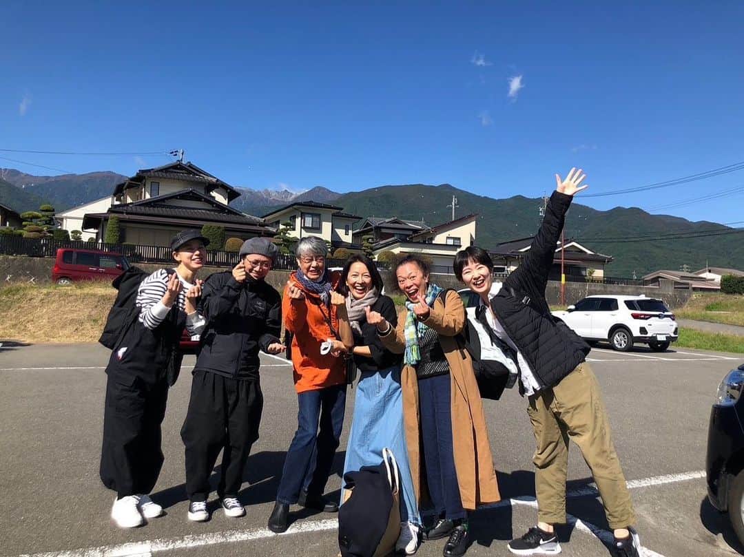 羽田美智子のインスタグラム：「『沼の中の淑女たち』東京公演、無事に千秋楽を迎えました。 お越しいただいた皆様本当にありがとうございました🙇‍♀️  そして昨日地方公演が長野から始まりまして、有難いことに満席のお客様からの拍手、、 嬉しいスタートとなりました♪  明日7日は沼津で公演です。  皆んなでバス移動🚌 大人の遠足、楽しんでます！  沼津はまだチケットあるようです。  良かったら来てくださいね♪  気候が急に秋冬モードになってきました。 体調崩さないようにご自愛くださいね❣️」