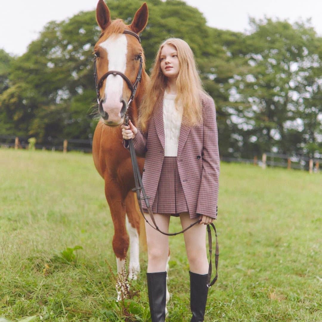 ヘザーさんのインスタグラム写真 - (ヘザーInstagram)「【POLO BCS for Heather】  ⁡  トラッドな世界観が人気の 「POLO BCS」とのスペシャルコラボレーションが実現✨ ⁡ ⁡ ⁡ ヘザーらしい甘さに、英国トラッドな上品さが バランスよく溶け合った全11型は、どれも無敵の可愛さ。 今着たいアイテムばかりが揃いました。 ⁡  item ---------------------- #POLOBCSケーブルロゴニット ¥7,700 (税込) #POLOBCSチェックプリーツミニスカート ¥7,700 (税込) #POLOBCSチェックテーラードジャケット ¥13,200 (税込) ----------------------  #Heather #ヘザー　#POLOBCS #POLOBCSforHeather #POLOBCSxHeather #ポロ　#POLO #セットアップ　#セットアップコーデ #ジャケット　#ミニスカート　#ミニスカ」10月6日 12時07分 - heather_love_official