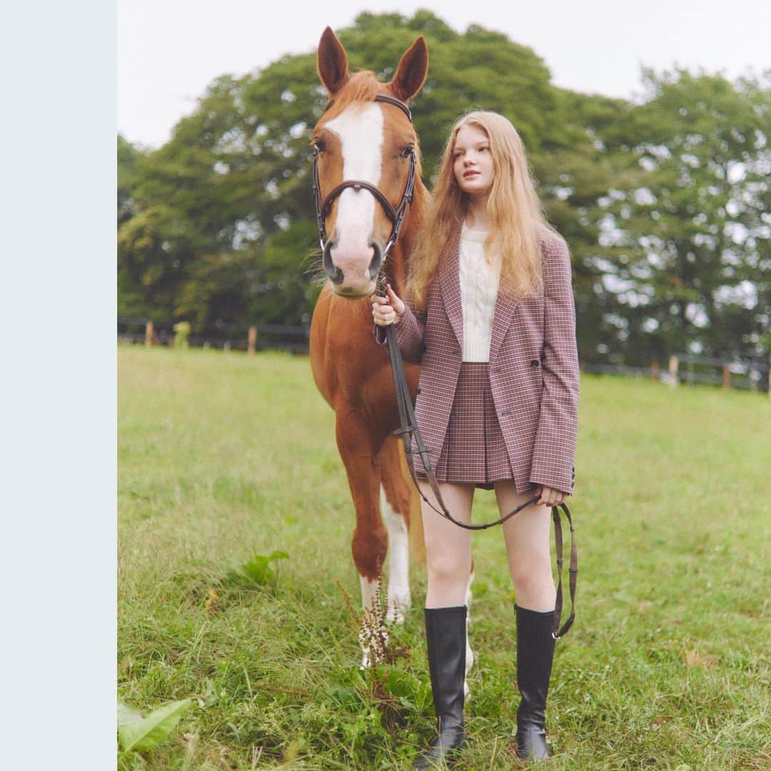 ヘザーさんのインスタグラム写真 - (ヘザーInstagram)「【POLO BCS for Heather】  ⁡  トラッドな世界観が人気の 「POLO BCS」とのスペシャルコラボレーションが実現✨ ⁡ ⁡ ⁡ ヘザーらしい甘さに、英国トラッドな上品さが バランスよく溶け合った全11型は、どれも無敵の可愛さ。 今着たいアイテムばかりが揃いました。 ⁡  item ---------------------- #POLOBCSケーブルロゴニット ¥7,700 (税込) #POLOBCSチェックプリーツミニスカート ¥7,700 (税込) #POLOBCSチェックテーラードジャケット ¥13,200 (税込) ----------------------  #Heather #ヘザー　#POLOBCS #POLOBCSforHeather #POLOBCSxHeather #ポロ　#POLO #セットアップ　#セットアップコーデ #ジャケット　#ミニスカート　#ミニスカ」10月6日 12時07分 - heather_love_official