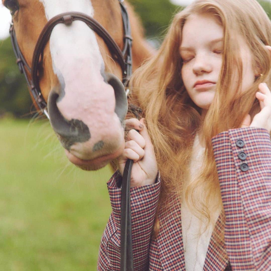 ヘザーさんのインスタグラム写真 - (ヘザーInstagram)「【POLO BCS for Heather】  ⁡  トラッドな世界観が人気の 「POLO BCS」とのスペシャルコラボレーションが実現✨ ⁡ ⁡ ⁡ ヘザーらしい甘さに、英国トラッドな上品さが バランスよく溶け合った全11型は、どれも無敵の可愛さ。 今着たいアイテムばかりが揃いました。 ⁡  item ---------------------- #POLOBCSケーブルロゴニット ¥7,700 (税込) #POLOBCSチェックプリーツミニスカート ¥7,700 (税込) #POLOBCSチェックテーラードジャケット ¥13,200 (税込) ----------------------  #Heather #ヘザー　#POLOBCS #POLOBCSforHeather #POLOBCSxHeather #ポロ　#POLO #セットアップ　#セットアップコーデ #ジャケット　#ミニスカート　#ミニスカ」10月6日 12時07分 - heather_love_official