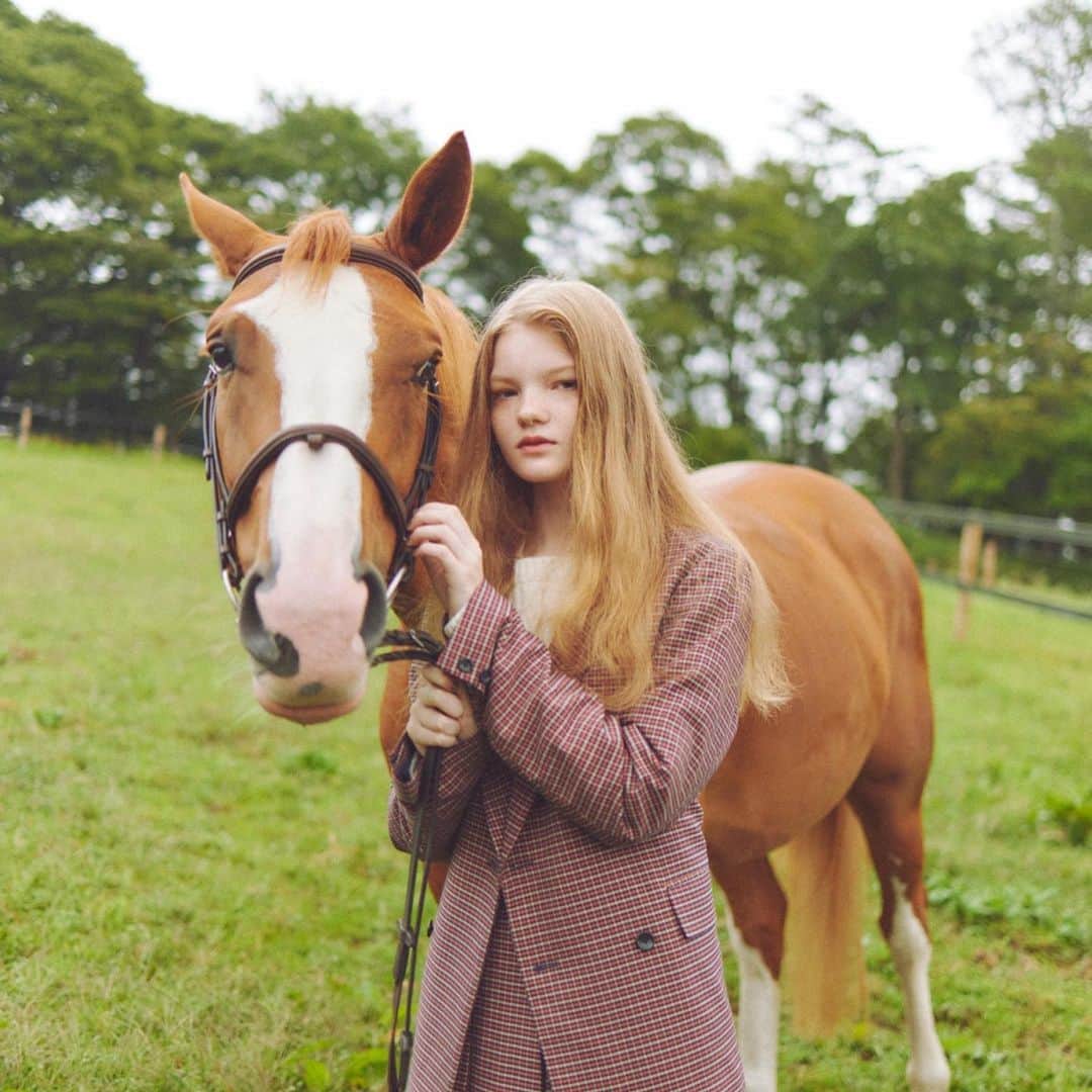 ヘザーさんのインスタグラム写真 - (ヘザーInstagram)「【POLO BCS for Heather】  ⁡  トラッドな世界観が人気の 「POLO BCS」とのスペシャルコラボレーションが実現✨ ⁡ ⁡ ⁡ ヘザーらしい甘さに、英国トラッドな上品さが バランスよく溶け合った全11型は、どれも無敵の可愛さ。 今着たいアイテムばかりが揃いました。 ⁡  item ---------------------- #POLOBCSケーブルロゴニット ¥7,700 (税込) #POLOBCSチェックプリーツミニスカート ¥7,700 (税込) #POLOBCSチェックテーラードジャケット ¥13,200 (税込) ----------------------  #Heather #ヘザー　#POLOBCS #POLOBCSforHeather #POLOBCSxHeather #ポロ　#POLO #セットアップ　#セットアップコーデ #ジャケット　#ミニスカート　#ミニスカ」10月6日 12時07分 - heather_love_official