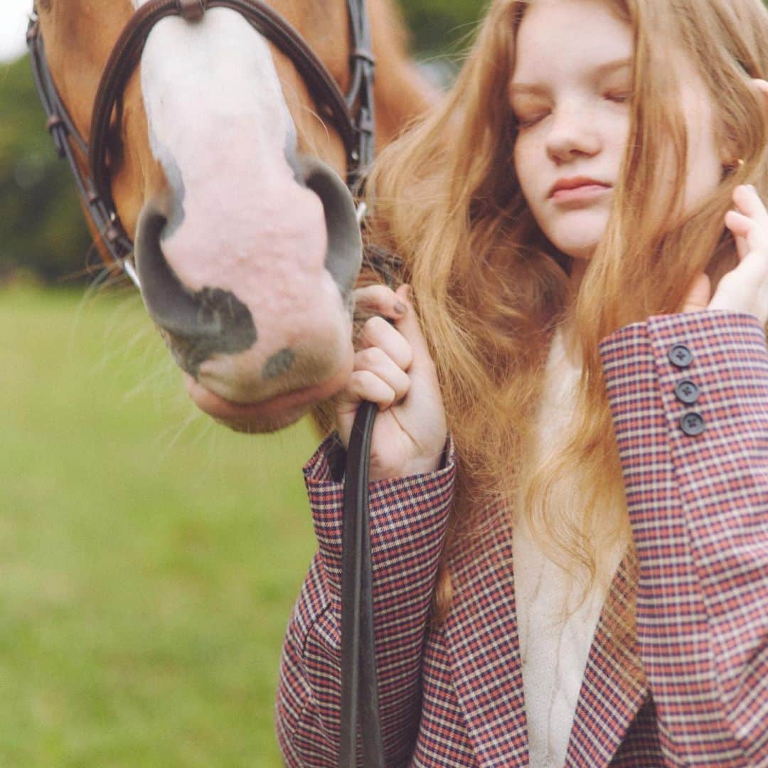 ヘザーさんのインスタグラム写真 - (ヘザーInstagram)「【POLO BCS for Heather】  ⁡  トラッドな世界観が人気の 「POLO BCS」とのスペシャルコラボレーションが実現✨ ⁡ ⁡ ⁡ ヘザーらしい甘さに、英国トラッドな上品さが バランスよく溶け合った全11型は、どれも無敵の可愛さ。 今着たいアイテムばかりが揃いました。 ⁡  item ----------------------- #POLOBCSチェックテーラードジャケット　 ¥13,200（税込） #POLOケーブルロゴニット　 ¥7,700（税込） #POLOBCSチェックプリーツミニスカート　 ¥7,700（税込） -----------------------  #Heather #ヘザー　#POLOBCS #POLOBCSforHeather #POLOBCSxHeather #ポロ　#POLO #セットアップ　#セットアップコーデ #ジャケットコーデ #ジャケットコーデ #ジャケット #プリーツミニスカート　#ミニスカート」10月6日 12時09分 - heather_love_official