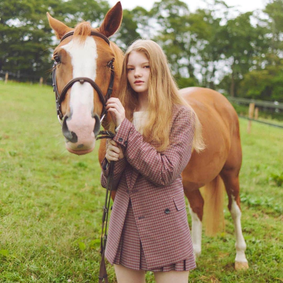 ヘザーさんのインスタグラム写真 - (ヘザーInstagram)「【POLO BCS for Heather】  ⁡  トラッドな世界観が人気の 「POLO BCS」とのスペシャルコラボレーションが実現✨ ⁡ ⁡ ⁡ ヘザーらしい甘さに、英国トラッドな上品さが バランスよく溶け合った全11型は、どれも無敵の可愛さ。 今着たいアイテムばかりが揃いました。 ⁡  item ----------------------- #POLOBCSチェックテーラードジャケット　 ¥13,200（税込） #POLOケーブルロゴニット　 ¥7,700（税込） #POLOBCSチェックプリーツミニスカート　 ¥7,700（税込） -----------------------  #Heather #ヘザー　#POLOBCS #POLOBCSforHeather #POLOBCSxHeather #ポロ　#POLO #セットアップ　#セットアップコーデ #ジャケットコーデ #ジャケットコーデ #ジャケット #プリーツミニスカート　#ミニスカート」10月6日 12時09分 - heather_love_official