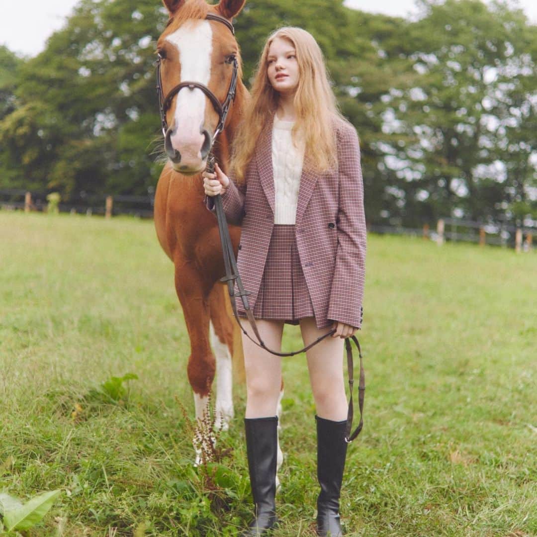 ヘザーさんのインスタグラム写真 - (ヘザーInstagram)「【POLO BCS for Heather】  ⁡  トラッドな世界観が人気の 「POLO BCS」とのスペシャルコラボレーションが実現✨ ⁡ ⁡ ⁡ ヘザーらしい甘さに、英国トラッドな上品さが バランスよく溶け合った全11型は、どれも無敵の可愛さ。 今着たいアイテムばかりが揃いました。 ⁡  item ----------------------- #POLOBCSチェックテーラードジャケット　 ¥13,200（税込） #POLOケーブルロゴニット　 ¥7,700（税込） #POLOBCSチェックプリーツミニスカート　 ¥7,700（税込） -----------------------  #Heather #ヘザー　#POLOBCS #POLOBCSforHeather #POLOBCSxHeather #ポロ　#POLO #セットアップ　#セットアップコーデ #ジャケットコーデ #ジャケットコーデ #ジャケット #プリーツミニスカート　#ミニスカート」10月6日 12時09分 - heather_love_official