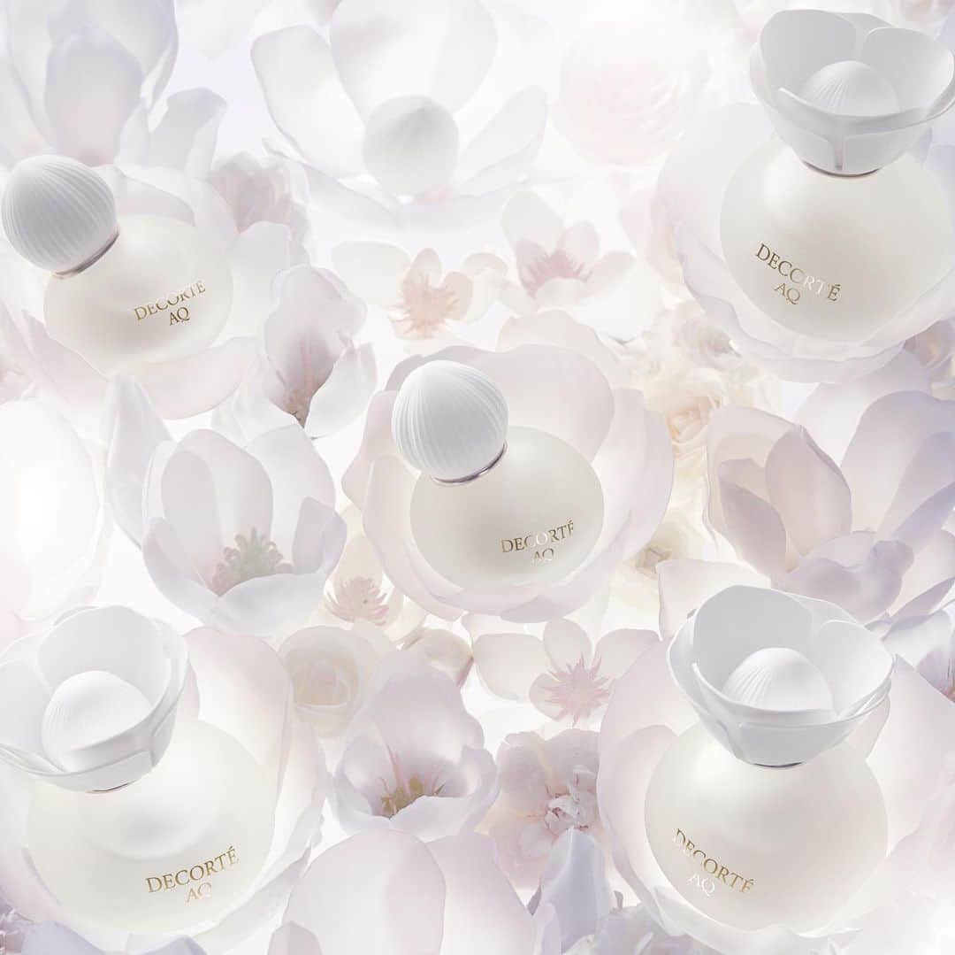 のインスタグラム：「Draped in unparalleled purity and elegance, your beauty continues to shine.   The harmony of the fresh and pure Champak uplifts your heart, and each drop enhances the blossoms of your unique beauty from within.  この上なく清らかな気品をまとい、美しさが輝き続ける。  みずみずしく清らかな「金香木」の花の調べが前向きな気持ちを押し上げ、 まとうたび、内側から色づくようにあなただけの美が高まってゆきます。  10月16日発売　新商品 AQ　オードパルファン  #AQフレグランス #AQfragrance #フレグランス #ＡＱオードパルファン　 #AQeaudeparfum　#eaudeparfum #decorte #コスメデコルテ」