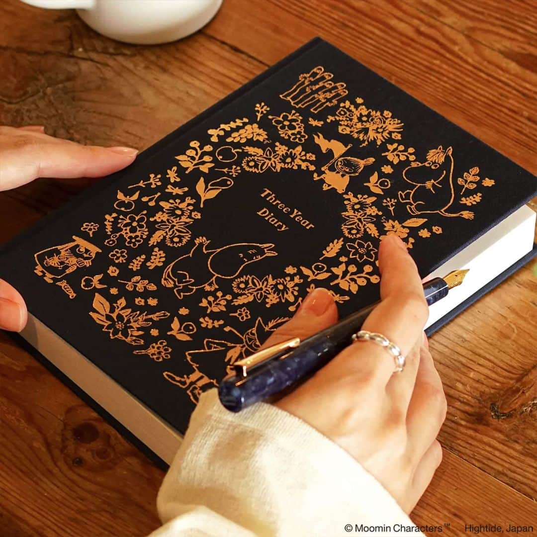 HIGHTIDE/ハイタイドさんのインスタグラム写真 - (HIGHTIDE/ハイタイドInstagram)「English below / 英語は下に続きます。  ハイタイドより洋書のような「3年日記」が新発売。 日々の出来事をあなたらしく綴る、特別な一冊ができました。  「3年日記」は、1ページに3年間の同じ日を記録していくフォーマット。3年間の同じ日を振り返り、思い描きながら書き込むことができます。うれしいことも、かなしいことも、振り返るときっと良い思い出に。日記ページのあちこちに登場するキャラクターたちが、思い出にそっと寄り添ってくれます。  お好きなタイミングからスタートできる日付フリータイプ。 巻末には自由に使えるノートページと、1年の振り返りとして記憶に残したい日をメモするページをご用意。 インクが裏抜けしにくい用紙を採用し、万年筆でもすらすらと書き込めます。  ムーミンの仲間たちとお花を散りばめた華やかな表紙デザイン、生地張りに金の箔押しを施した洋書のような装丁は、手にするたびに気持ちが高まりそうです。 背表紙にはあえて“日記”と入れずに箔押しのニョロニョロを配しました。一見すると日記とは分からず、本棚に立てておいても様になるデザインです。  3年間の思い出が詰まった1冊は、きっと宝物になるはず。 レッド、ブルーよりお好きなカラーをお選びください。  ---  Three-Year Diary from our Moomin collection looks like a classic book, specially binded for your day to day record.  The format is tailored for short diary of the same date in the three years in the row. You will write about your day, and look back on the day in another year(s) at the same time.  It doesn't have printed date so you can start whenever you like. The last pages are for free notes to keep your memory of the certain days. We selected fountain-pen-friendly paper for the pages.  The foiled illustration of flowery Moomins on the elegant fabric cover would lift your mood. The spin doesn't say 'Diary' so it would look good on your bookshelf as well.  This will be your treasure with your precious memory.  @hightide_moomin @hightide_japan  #hightide_moomin #hightide #MOOMIN #threeyeardiary #diary #moomingoods #ハイタイドムーミン #ハイタイド #ムーミン #三年日記 #日記 #日記帳 #ムーミンなくらし #ムーミングッズ」10月6日 12時26分 - hightide_japan