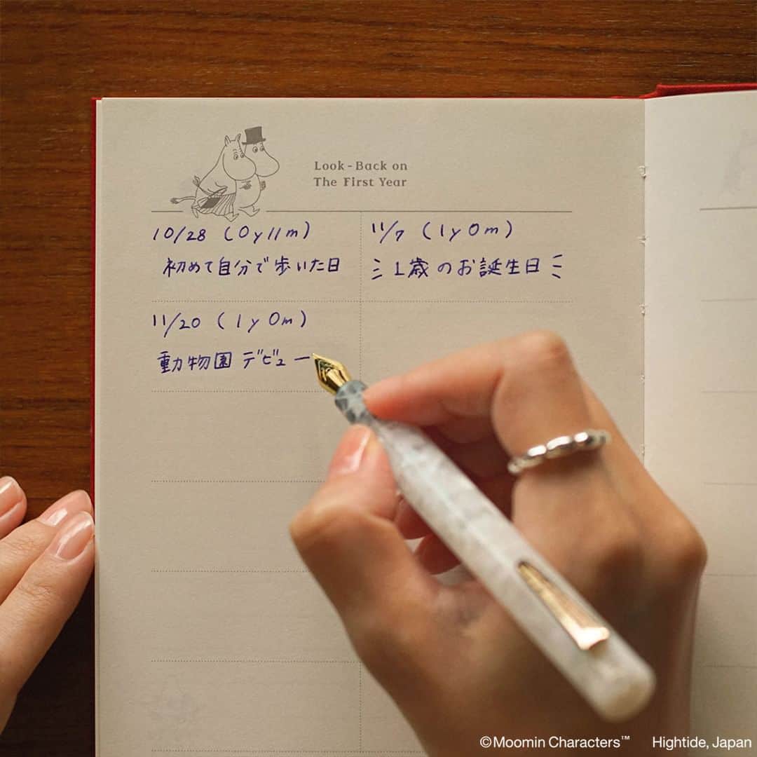 HIGHTIDE/ハイタイドさんのインスタグラム写真 - (HIGHTIDE/ハイタイドInstagram)「English below / 英語は下に続きます。  ハイタイドより洋書のような「3年日記」が新発売。 日々の出来事をあなたらしく綴る、特別な一冊ができました。  「3年日記」は、1ページに3年間の同じ日を記録していくフォーマット。3年間の同じ日を振り返り、思い描きながら書き込むことができます。うれしいことも、かなしいことも、振り返るときっと良い思い出に。日記ページのあちこちに登場するキャラクターたちが、思い出にそっと寄り添ってくれます。  お好きなタイミングからスタートできる日付フリータイプ。 巻末には自由に使えるノートページと、1年の振り返りとして記憶に残したい日をメモするページをご用意。 インクが裏抜けしにくい用紙を採用し、万年筆でもすらすらと書き込めます。  ムーミンの仲間たちとお花を散りばめた華やかな表紙デザイン、生地張りに金の箔押しを施した洋書のような装丁は、手にするたびに気持ちが高まりそうです。 背表紙にはあえて“日記”と入れずに箔押しのニョロニョロを配しました。一見すると日記とは分からず、本棚に立てておいても様になるデザインです。  3年間の思い出が詰まった1冊は、きっと宝物になるはず。 レッド、ブルーよりお好きなカラーをお選びください。  ---  Three-Year Diary from our Moomin collection looks like a classic book, specially binded for your day to day record.  The format is tailored for short diary of the same date in the three years in the row. You will write about your day, and look back on the day in another year(s) at the same time.  It doesn't have printed date so you can start whenever you like. The last pages are for free notes to keep your memory of the certain days. We selected fountain-pen-friendly paper for the pages.  The foiled illustration of flowery Moomins on the elegant fabric cover would lift your mood. The spin doesn't say 'Diary' so it would look good on your bookshelf as well.  This will be your treasure with your precious memory.  @hightide_moomin @hightide_japan  #hightide_moomin #hightide #MOOMIN #threeyeardiary #diary #moomingoods #ハイタイドムーミン #ハイタイド #ムーミン #三年日記 #日記 #日記帳 #ムーミンなくらし #ムーミングッズ」10月6日 12時26分 - hightide_japan