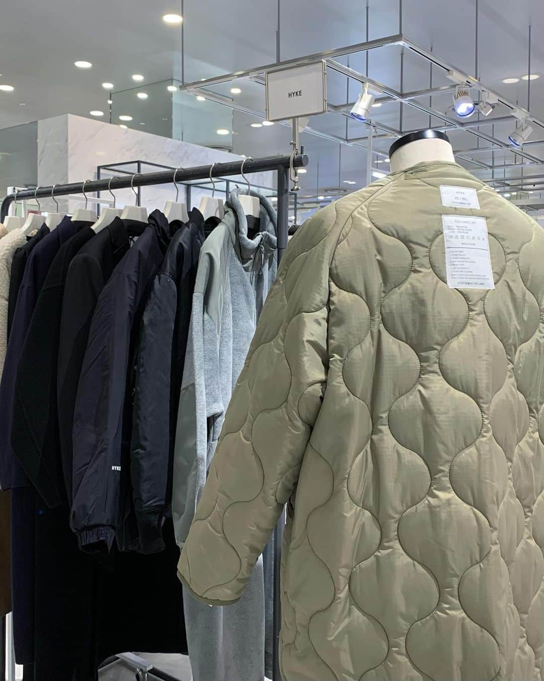 のインスタグラム：「.  HYKE 2023 NEW ARRIVAL At 3F D-LAB  HYKEより新作アイテムをご紹介。 人気の定番キルティングコートやニットベストが登場。  Page1-2,Page5 キルティングライナーコート 61,600円  Page4 フリンジセーターベスト 28,600円 プリーツドレス 66,000円  Page6 PERTEXパフジャケット 99,000円  Page7 トレンチコート148,500円  Page8-9 ダブルクロスジャケット 85,800円  #HYKE #ハイク#hankyumode #阪急百貨店 #阪急うめだ本店 #うめはん #ファッション #23aw #ニット #ニットカーディガン #マフラー #hankyumode23aw #hankyumode23awknit」