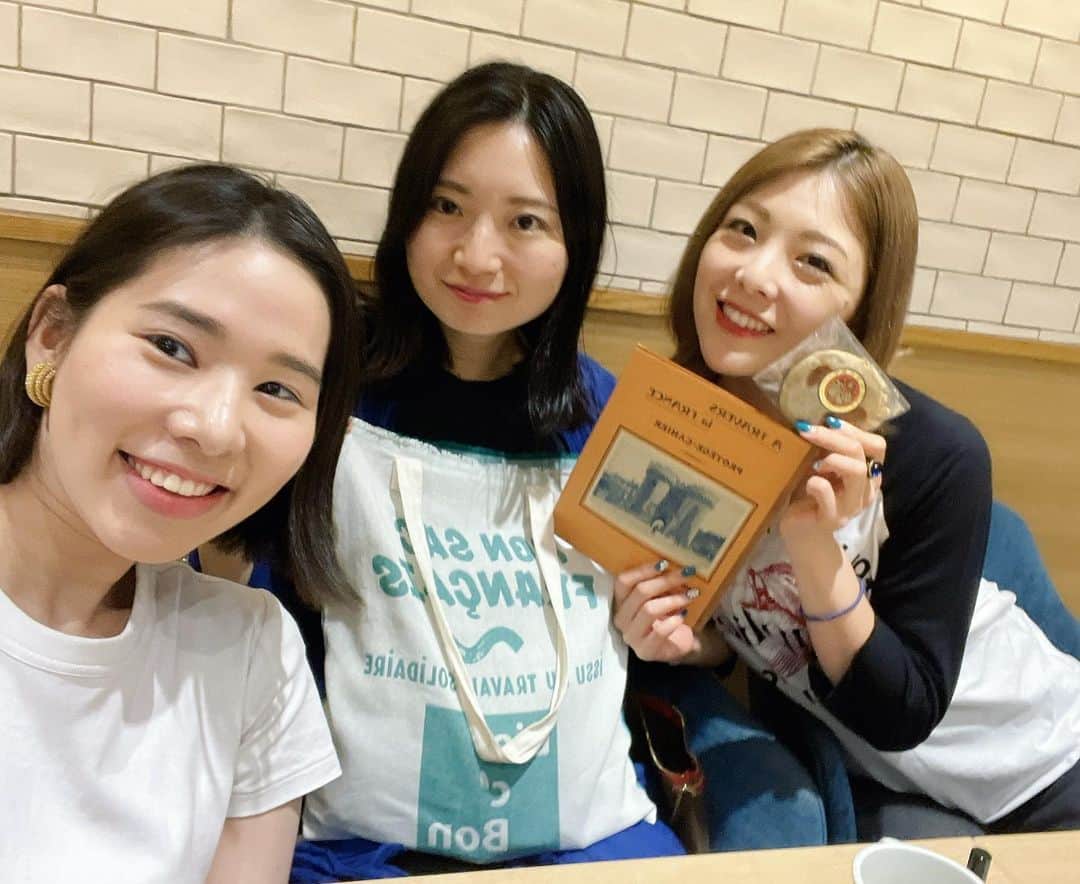のインスタグラム：「フランスに２週間程行ってた友人が帰国したから会ってきたよ🇫🇷  2人からフランス滞在中の色んな話を聞いて、想像しながら私までワクワクしました🤩  見たことない景色、違う価値観や文化に触れれるって素敵だよね☺️  私も年内に 海外行けたらなと企んでます🤭✨  きょーこちゃん、愛莉ちゃん、 フランスのお土産ありがとう🥰」