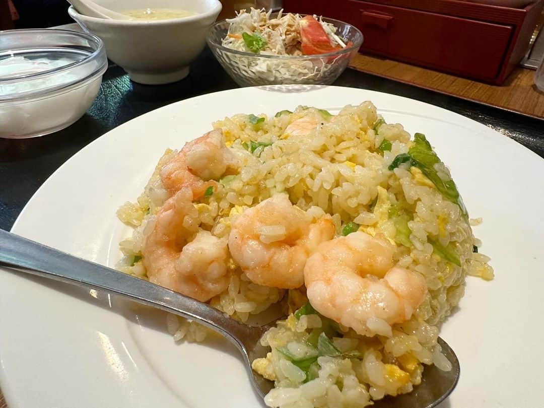まえちゃんねるのインスタグラム：「今日のランチは、海老チャーハン。今週末は3連休か。  #ランチ #今日のランチ #海老チャーハン #チャーハン #炒飯」