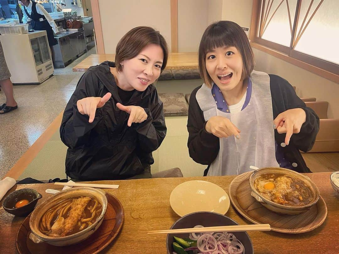 奥村愛子のインスタグラム：「🚌  昨夜 パラダイスカフェ21へ 来てくれた皆さん ありがとうございました✧  アフタートークまで たっぷり濃密な時間 たのしかったな　  また会いましょうね  三泊四日のたのしい旅 無事に帰るまでがツアーです  奥村チームは 安全運転で帰ります  #極彩ワンダーツアー  #山本屋本店  #味噌煮込みうどん  #海老天トッピング」