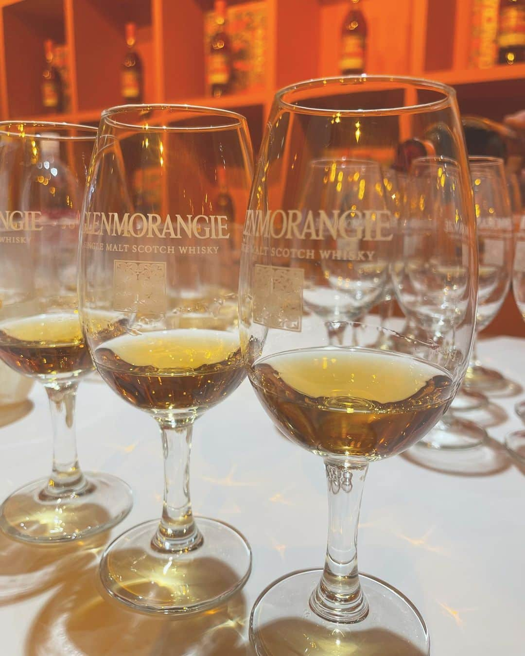 RiRiさんのインスタグラム写真 - (RiRiInstagram)「Glenmorangie A Tale of Tokyo  @glenmorangie 🧡  ミズナラオークの樽で熟成させた原酒を使用した シングルモルトウイスキー 「グレンモーレンジィ トーキョー」の ローンチパーティー☺️🫶✨  一気に寒くなり、秋を先取りできた空間で ウイスキーでホッと温まる季節になった事を感じられた🥃🤍   #PR #グレンモーレンジィ #Glenmorangie #ATaleofTokyo #DrinkResponsibly」10月6日 12時34分 - _ri420