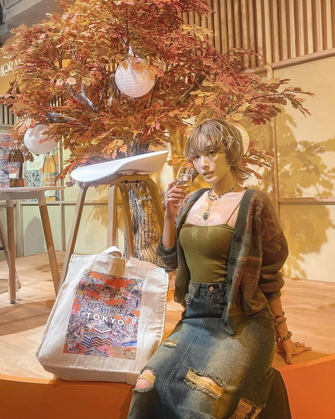 RiRiさんのインスタグラム写真 - (RiRiInstagram)「Glenmorangie A Tale of Tokyo  @glenmorangie 🧡  ミズナラオークの樽で熟成させた原酒を使用した シングルモルトウイスキー 「グレンモーレンジィ トーキョー」の ローンチパーティー☺️🫶✨  一気に寒くなり、秋を先取りできた空間で ウイスキーでホッと温まる季節になった事を感じられた🥃🤍   #PR #グレンモーレンジィ #Glenmorangie #ATaleofTokyo #DrinkResponsibly」10月6日 12時34分 - _ri420