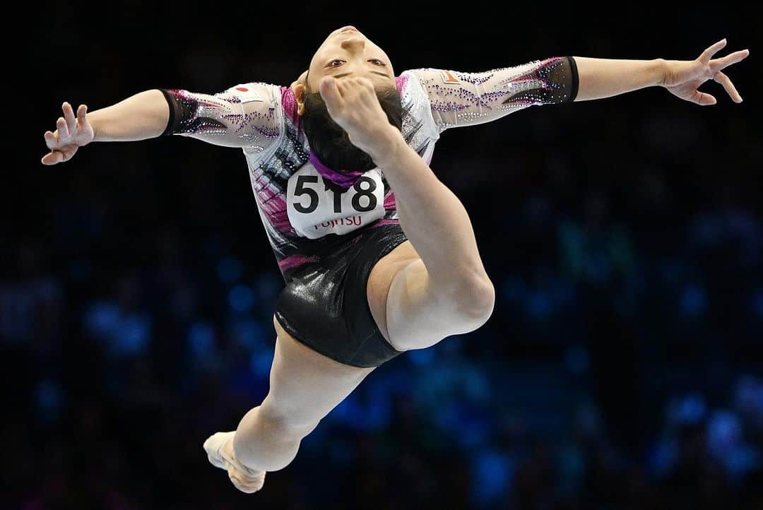 日本体操協会さんのインスタグラム写真 - (日本体操協会Instagram)「#世界体操2023 【女子団体決勝を終えて】  ✨宮田笙子✨ 試合冒頭（ゆか）では自分のミスがあったんですけど、仲間がすごく励ましてくれて、他三種目はなんとか乗り切れました。去年は何も考えずに挑んだ初出場の世界選手権ですが、今年はパリ出場の権利やエースという立場などを感じながらの難しい試合でした。種目別の跳馬で残っているので、あとは思い切りやるだけです。いつも大事にしている着地を意識して止めたいです。  ✨深沢こころ✨ 前半ミスは出たんですけど、最後までみんな諦めることなく粘り強く、明るくやりきれたのはよかったと思います．段違い平行棒は予選では普段ミスの出ないところで出てしまったが、普段の練習を意識して、粘りながら最後まで演技で来た。ただEスコアがなかなか上げられなかったので、通すことだけを意識してもEスコアが残せるような練習を普段から積んでいくようにしたい。  ✨畠田千愛✨ 跳馬でしたことのないようなミスがあった。（出場全種目で）トップバッターを任されたプレッシャーもあったが、予選に比べて少し気持ちがついてきていなかった。それでもその後の段違い平行棒を切り替えてできたことは、自分でも成長した部分だと思う。（初めての世界選手権で）海外の選手を見ていて、大事な時に完璧にこなす姿（勝負強さ）を目の当たりにした。そういう場面で完璧にこなせるような選手になりたい。 （姉、瞳コーチからは）予選はパリの権利の獲得、決勝への重圧があったが、個人総合決勝はもう、思い切って楽しんで来なさいと言われました。  ✨芦川うらら✨ （試合全体の印象で）前半苦しい流れが続いてたけど、段違い平行棒からいい演技でみんな繋いでくれて、最終種目最終演技者でも、思い切りやるだけと気持ちが入りました。今日はDスコアの取りこぼしもあり、演技としては悔しい部分もある。種目別の決勝では自分のベストの演技を披露したい。  ✨岸里奈✨ いろんな人に支えられて出れた舞台だったので、みんなに感謝してる。（演出の多い海外の試合に出てみて）緊張や圧倒はあったが、会場がどこであれ、自分のやることは一緒。それを肌で感じられたのは大きな収穫だった。  #体操ニッポン  @aflosport / JGA 写真：アフロスポーツ/JGA」10月6日 12時27分 - gymnasticsjapan