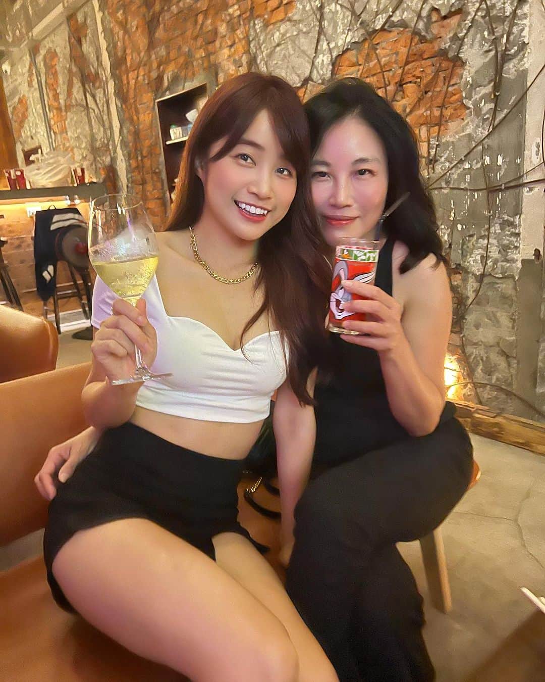 陳伊のインスタグラム：「我的30歲生日 我媽穿個丁字褲來搶走我風采 我也是偏問號❓ 但也是母難日 辛苦媽媽30年前把我生下來 我愛你💕 #邊喝邊大聊我多難生我也是問號 #我是剖腹寶寶  #我媽一直想秀她的剖腹疤痕被我阻止 #我媽比我還會喝好可怕🍷 #理性飲酒好媽 #謝謝大家來陪我過生日」