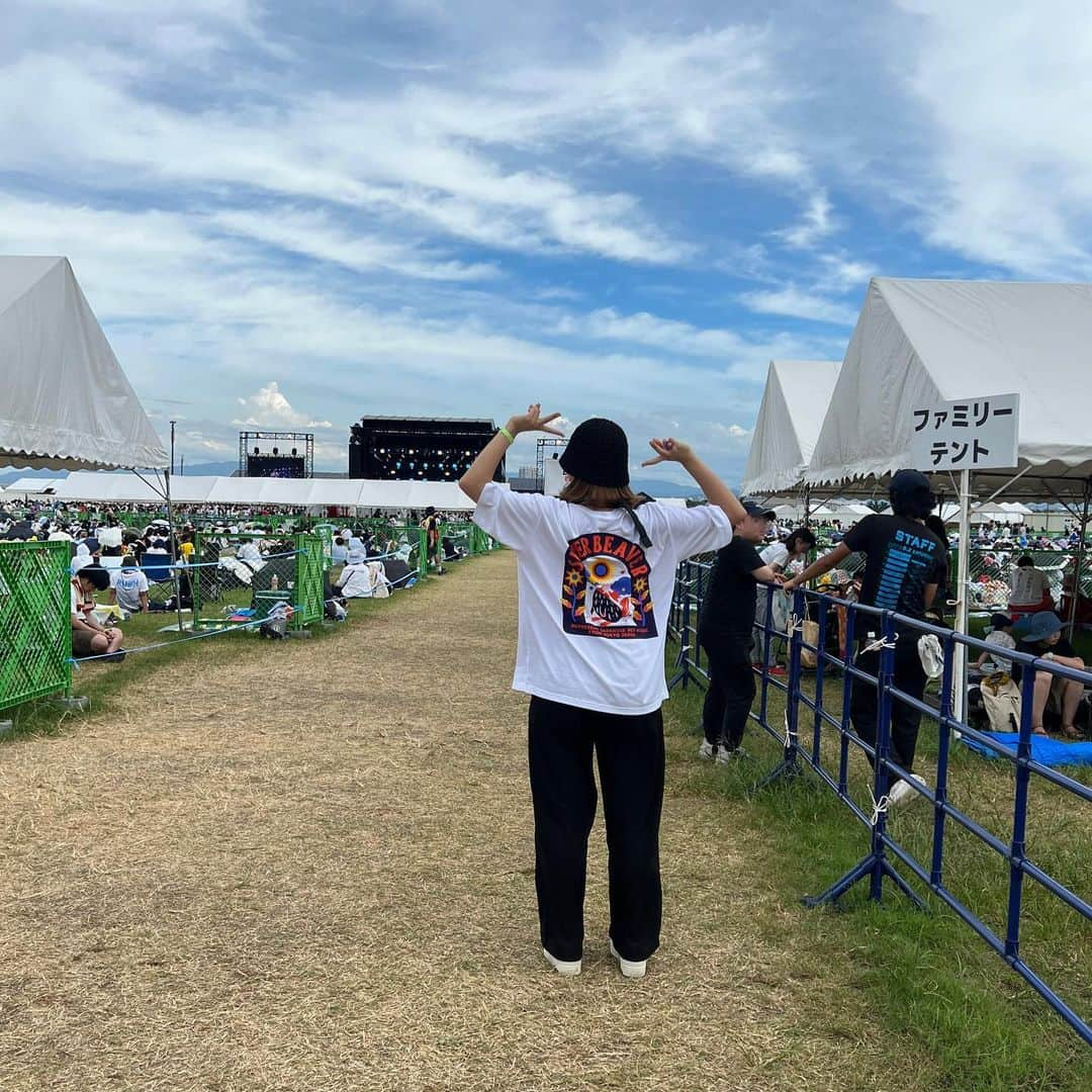 まみやでのインスタグラム：「もう秋か、ということで夏の思い出写真たち載せとこ  引きこもるときはとことん引きこもり、出かける時は遠出したなーって写真たちです。。。  今年のデカかったことMVPはもう近所の友達ができたってことなので、写真の大半がほぼそれです。1人でウロチョロするのが好きな結果、同じように1人で飲んでる者同士で友達になったという（お互い別に1人でいたいって訳じゃなくてパッとチャリで集まれるような友達がおらんかった的な）  好きな人ができても距離あってなーんも花火とか海とか祭りとか一緒にいけんなーって悲しくなった時もあったけど、友達と遊んで楽しかった夏です（＾∇＾）  でも1枚目のフェスだけ、元々友達と行く予定やったはずが行けんくなって、その時たまたま大阪戻ってきたタイミングやって一緒に行くことができた（夏のオフ会でパロディMV流す前に、繋ぎがいい感じになるかなーって好きな人とフェス行きたいっていう話したんやけど、それがほんまになったっていう笑笑）  最後にひなたとの思い出くらいで撮った動画あげとこ笑笑」