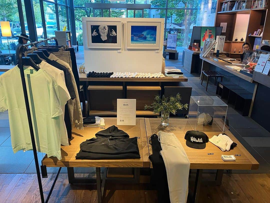 代官山 蔦屋書店　DAIKANYAMA T-SITEさんのインスタグラム写真 - (代官山 蔦屋書店　DAIKANYAMA T-SITEInstagram)「. 「KALAH(カーラ)」POPUPを10日まで、2号館1階建築デザインフロアにて開催しています。 . サンスクリット語で時間、インドネシア語で敗北を意味する⾔葉であるKALAH。 . 夢を実現するために費やした時間、家族と過ごす時間、好きな洋服に囲まれている時間、⾃分たちにとって何より⼤切な「時間」というものと失敗を受け⼊れ・学び、成⻑してきた⾃分たちの⼈⽣観を込めたブランド名。 . 「Classic chic」をコンセプトに、⾊気があってムードがある、品があって、エレガント、そんな洗練された⼤⼈達に向けて、新たなスタイルを創造・提案するグローバルブランドです。 . すでにハワイカカアコにある「URBAN ISLAND SOCIETY-」韓国のヴィンテージショップ「マスターピース」 にて取り扱いを開始し、 今海外で話題になりつつあるアパレルブランドが日本へ初上陸します。  .    KALAH(カーラ) ブランド名はサンスクリット語で時間、インドネシア語で敗北を意味する。 . 「Classic chic」をコンセプトに洗練された大人達へ新たなスタイルを創造・提案する。 2023SSから始動し、ブランド初となるローンチイベントを海外にて開催し、話題を集める。   #KALAH #代官山蔦屋書店」10月7日 15時00分 - daikanyama.tsutaya