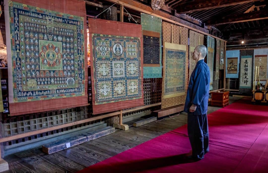 のインスタグラム：「. 令和5年度 長寿寺「虫干し」記録  撮影協力 :長寿寺 @chojyuji_official   ※通常撮影禁止ではありますが 毎年 年に一度 「非公開」でされています  （って 言うても大勢の方々が熱心に見られてました）  長寿寺の歴史に触れることができる 代々から引き継がれている大事な行事  📍 滋賀県湖南市 #長寿寺  #湖南三山 #宝物 #掛け軸 #虫干し #特別許可撮影」
