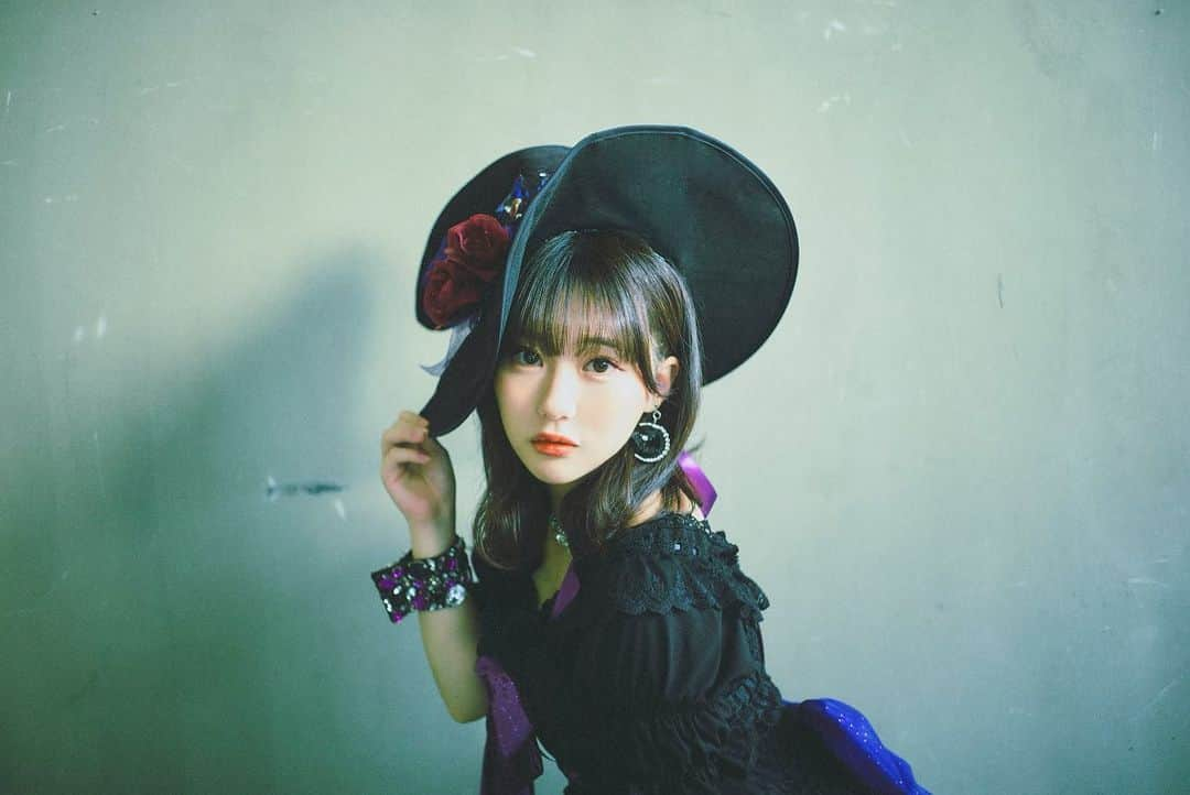 田中美久さんのインスタグラム写真 - (田中美久Instagram)「魔女になりました💜 . . HKT48 秋のハロウィンコンサート🎃👻. . . 仮装で『魔女』になりました🧹💜なんと自分がなりたい仮装を選んでそこからくじ引きでLIVEで仮装するコスチュームを選べるんですけど、、魔女は私だけしかいなかったのですぐに決まっちゃいました♡可愛くキュートな魔女にしてくださって嬉しみ〜♡17日もこの格好でライブがあるので楽しみましょう！魔女を選んで良かった✨✨他のメンバーの仮装も可愛かったです🥸次は、どんな仮装が見たいですか？  #HKT48 #田中美久　#halloween #仮装　#魔女」10月6日 12時36分 - mikumonmon_48