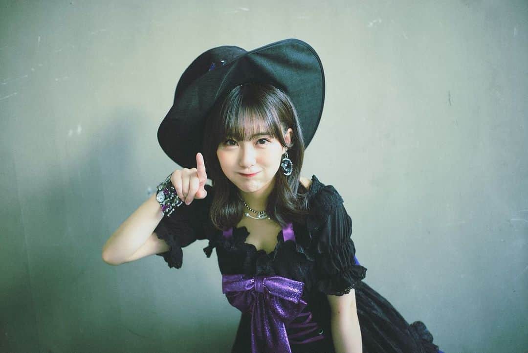 田中美久さんのインスタグラム写真 - (田中美久Instagram)「魔女になりました💜 . . HKT48 秋のハロウィンコンサート🎃👻. . . 仮装で『魔女』になりました🧹💜なんと自分がなりたい仮装を選んでそこからくじ引きでLIVEで仮装するコスチュームを選べるんですけど、、魔女は私だけしかいなかったのですぐに決まっちゃいました♡可愛くキュートな魔女にしてくださって嬉しみ〜♡17日もこの格好でライブがあるので楽しみましょう！魔女を選んで良かった✨✨他のメンバーの仮装も可愛かったです🥸次は、どんな仮装が見たいですか？  #HKT48 #田中美久　#halloween #仮装　#魔女」10月6日 12時36分 - mikumonmon_48