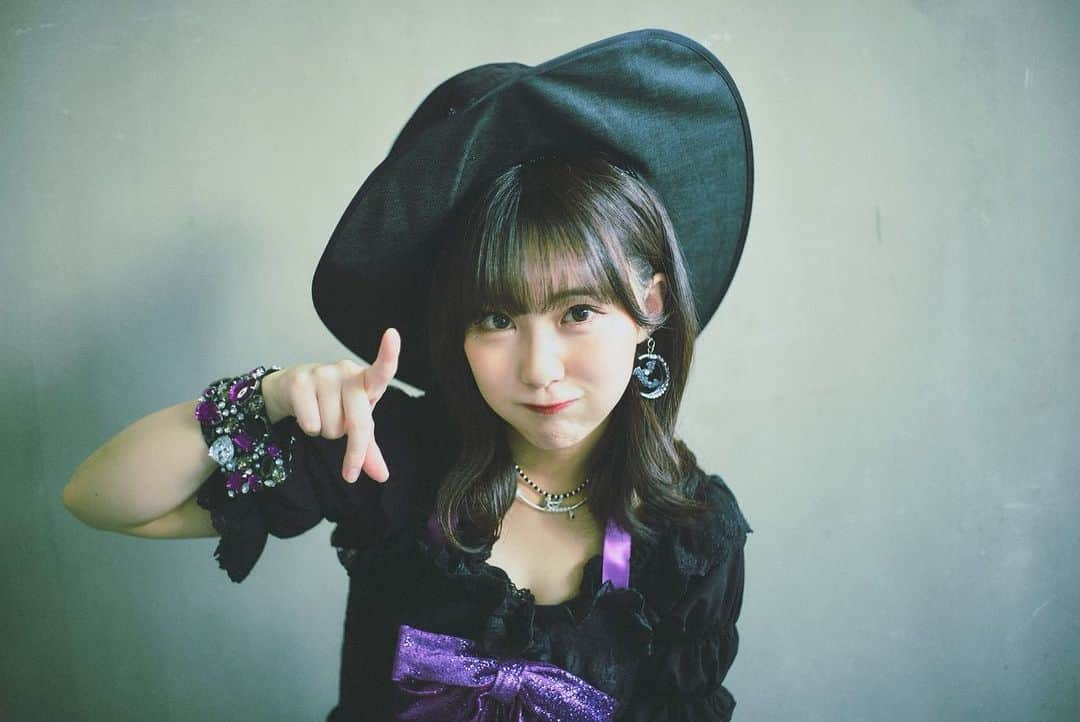 田中美久さんのインスタグラム写真 - (田中美久Instagram)「魔女になりました💜 . . HKT48 秋のハロウィンコンサート🎃👻. . . 仮装で『魔女』になりました🧹💜なんと自分がなりたい仮装を選んでそこからくじ引きでLIVEで仮装するコスチュームを選べるんですけど、、魔女は私だけしかいなかったのですぐに決まっちゃいました♡可愛くキュートな魔女にしてくださって嬉しみ〜♡17日もこの格好でライブがあるので楽しみましょう！魔女を選んで良かった✨✨他のメンバーの仮装も可愛かったです🥸次は、どんな仮装が見たいですか？  #HKT48 #田中美久　#halloween #仮装　#魔女」10月6日 12時36分 - mikumonmon_48