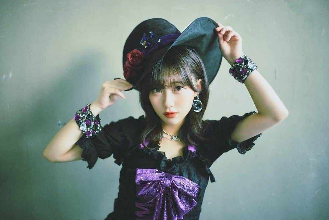 田中美久さんのインスタグラム写真 - (田中美久Instagram)「魔女になりました💜 . . HKT48 秋のハロウィンコンサート🎃👻. . . 仮装で『魔女』になりました🧹💜なんと自分がなりたい仮装を選んでそこからくじ引きでLIVEで仮装するコスチュームを選べるんですけど、、魔女は私だけしかいなかったのですぐに決まっちゃいました♡可愛くキュートな魔女にしてくださって嬉しみ〜♡17日もこの格好でライブがあるので楽しみましょう！魔女を選んで良かった✨✨他のメンバーの仮装も可愛かったです🥸次は、どんな仮装が見たいですか？  #HKT48 #田中美久　#halloween #仮装　#魔女」10月6日 12時36分 - mikumonmon_48