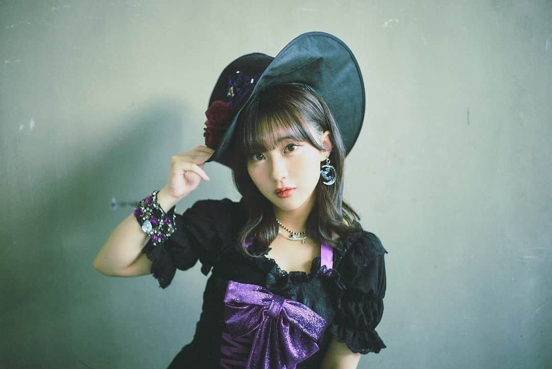 田中美久さんのインスタグラム写真 - (田中美久Instagram)「魔女になりました💜 . . HKT48 秋のハロウィンコンサート🎃👻. . . 仮装で『魔女』になりました🧹💜なんと自分がなりたい仮装を選んでそこからくじ引きでLIVEで仮装するコスチュームを選べるんですけど、、魔女は私だけしかいなかったのですぐに決まっちゃいました♡可愛くキュートな魔女にしてくださって嬉しみ〜♡17日もこの格好でライブがあるので楽しみましょう！魔女を選んで良かった✨✨他のメンバーの仮装も可愛かったです🥸次は、どんな仮装が見たいですか？  #HKT48 #田中美久　#halloween #仮装　#魔女」10月6日 12時36分 - mikumonmon_48