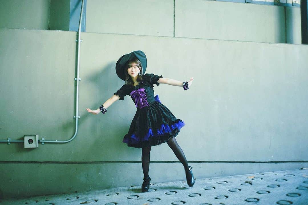 田中美久さんのインスタグラム写真 - (田中美久Instagram)「魔女になりました💜 . . HKT48 秋のハロウィンコンサート🎃👻. . . 仮装で『魔女』になりました🧹💜なんと自分がなりたい仮装を選んでそこからくじ引きでLIVEで仮装するコスチュームを選べるんですけど、、魔女は私だけしかいなかったのですぐに決まっちゃいました♡可愛くキュートな魔女にしてくださって嬉しみ〜♡17日もこの格好でライブがあるので楽しみましょう！魔女を選んで良かった✨✨他のメンバーの仮装も可愛かったです🥸次は、どんな仮装が見たいですか？  #HKT48 #田中美久　#halloween #仮装　#魔女」10月6日 12時36分 - mikumonmon_48