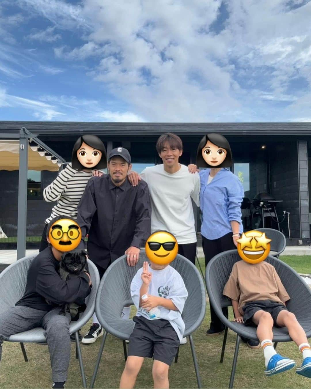 山口蛍のインスタグラム：「少し早めの誕生日を大好きな家族に祝ってもらいました😊  鰻食べて、BBQして、花火して、夏休みみたいな事して楽しかったなー🥺‼️  クロも子供達にたくさん遊んでもらって爆睡だったね🐶  ありがとう清武家🙇‍♂️  #山口家 #清武家 #グランピング #BBQ #花火 #クロ」