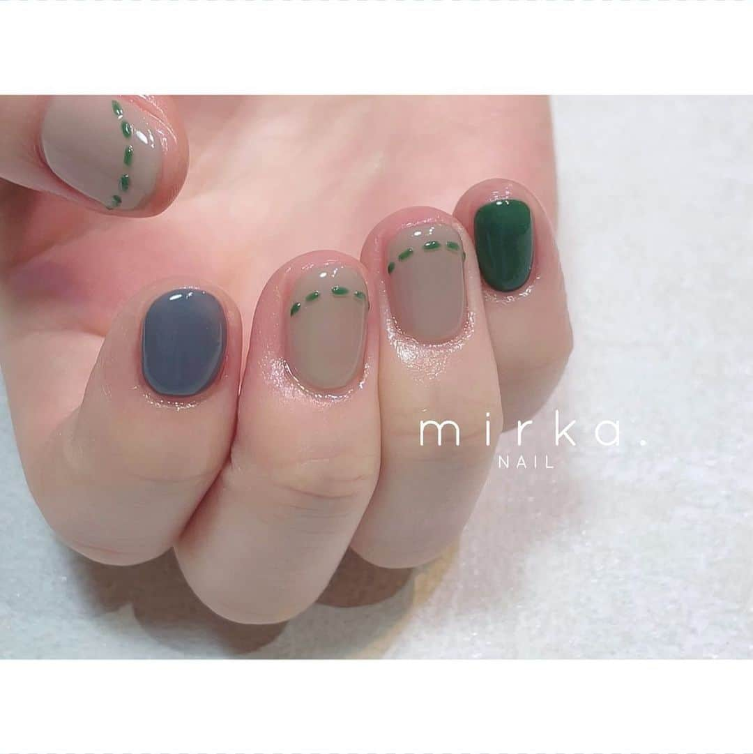 mirka. NAIL(ミルカネイル)のインスタグラム：「⁡ ⁡ 人気のステッチネイル𓃦 ⁡ ⁡ ………………………………………………………… ⁡ ご予約、お問い合わせは LINE ID⇒ @mirka.nail (@含む)まで。 ⁡ ご新規様はハイライトの「ご案内」と「ご予約方法」を必ずお読みいただいてからご予約くださいますようお願いいたします。 空き状況や詳細はLINEの投稿からご確認ください。 ⁡ ⁡ ⁡ ⁡ #mirkanail#nails#nail#nailart#naildesign #ショートネイル#ネイルアート#ネイルデザイン#ネイル#大人ネイル#シンプルネイル#オフィスネイル#ニュアンスネイル#ナチュラルネイル#カジュアルネイル#ショートネイルデザイン#美甲#秋ネイル#秋ネイル2023 #プライベートサロン#プライベートネイルサロン#東京ネイルサロン#東京ネイル#江東区ネイルサロン#森下#清澄白河 ⁡」