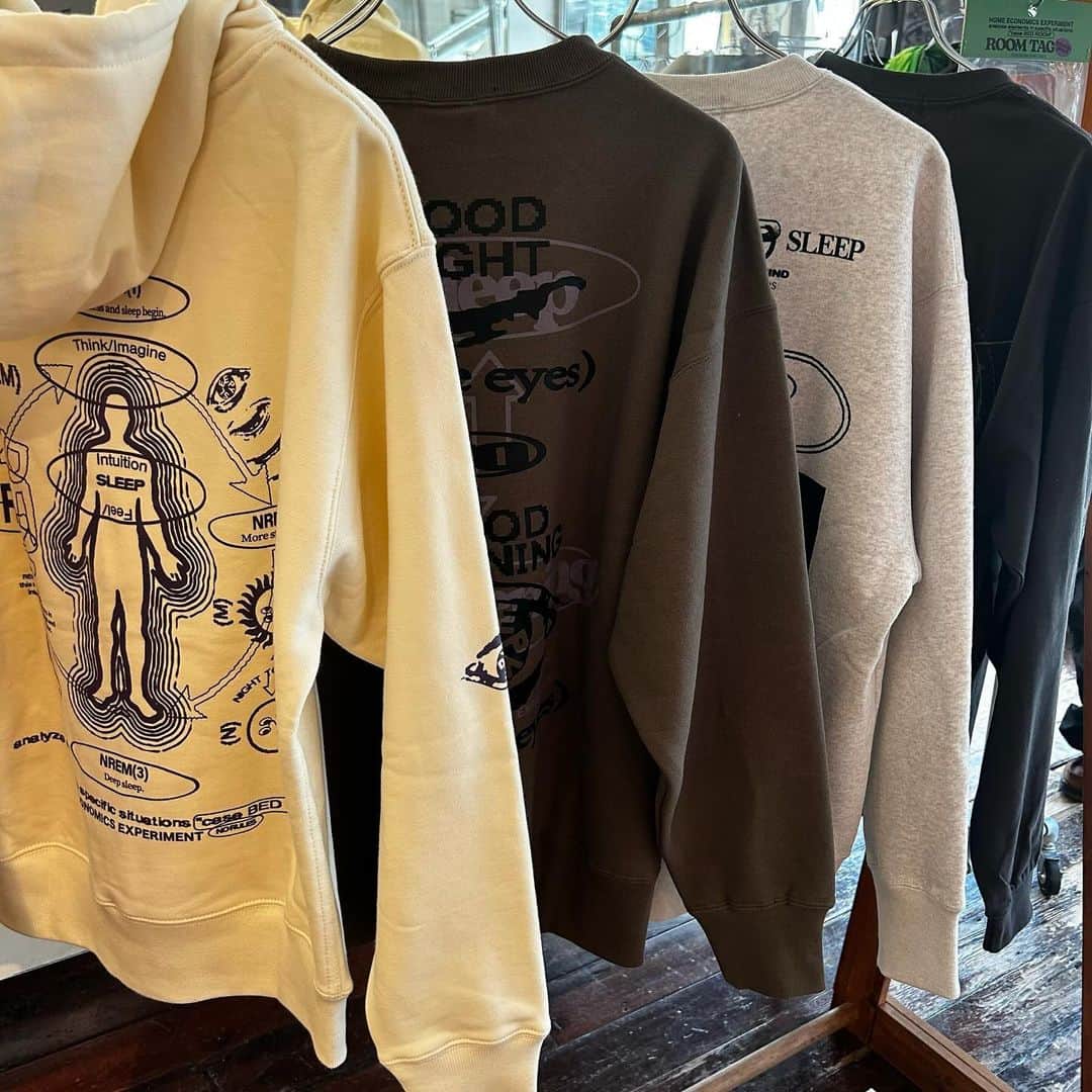 BEAMS Tさんのインスタグラム写真 - (BEAMS TInstagram)「… HOME ECONOMICS EXPERIMENT  ART EXHIBITION 『analyze elements in specific situations“case BED ROOM” 』 at BEAMS T HARAJUKU 10.6(Fri)-10.15(Sun)  コロナウイルスによってもたらされた“stay home”の期間を過ごす中、パーソナルな室内空間の重要性と自由度の高さを再認識したことをきっかけに2020年に活動を開始したアートユニット〈HOME ECONOMICS EXPERIMENT〉。今回〈HOME ECONOMICS EXPERIMENT〉のアートエキシビジョンを「ビームスT 原宿」にて10月6日（金）より開催します。 本展示では、『analyze elements in specific situations“case BED ROOM”』をテーマに掲げ、生活の中の特定の場面である “BED ROOM”に着目しました。オリジナルファブリックを用いた寝具、一点モノの作品であるライトや椅子などの展示・販売を行います。また〈BEAMS T〉でのエキシビジョンを記念し、 “BED ROOM”を要素分解した特別なグラフィックを落としこんだウエアや雑貨を販売します。さらに、〈HOME ECONOMICS EXPERIMENT〉が掲げるサステナブルな視点に共感しパジャマブランド〈NOWHAW〉とのトリプルコラボレーションも実現。〈NOWHAW〉が展示会やメディア用に作製したパジャマサンプルアーカイブに、テーマに合わせ一着ごとに異なるハンドプリントを施すことで新たな価値を付与した一点モノのパジャマを展示・販売します。 初日には、〈HOME ECONOMICS EXPERIMENT〉と親交のあるインディペンデント・アートコレクティブA.N.D.の主催〈AI.U〉と、Jasmin名義でダンサーとしても活動し5月にA.N.D.からビートテープをリリースした〈Mazlika〉がDJとして出演するレセプションパーティーを開催します。  @homeeconomicsexperiment @nowhaw_pajama @ai__tune  @jasmine_mazlika  @beams_official @beams_t #homeeconomicsexperiment #nowhaw #beams #beamst #bedroom」10月6日 12時39分 - beams_t