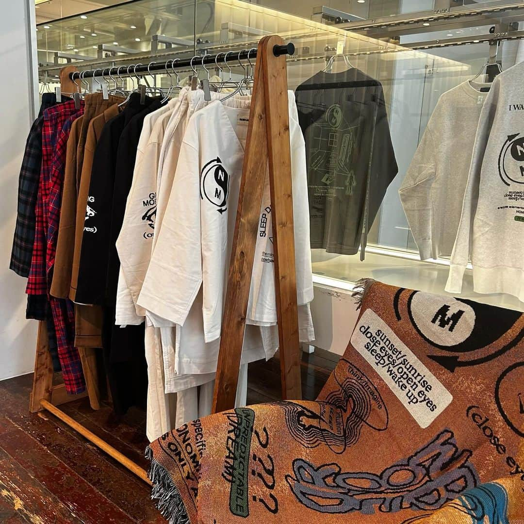 BEAMS Tのインスタグラム：「… HOME ECONOMICS EXPERIMENT  ART EXHIBITION 『analyze elements in specific situations“case BED ROOM” 』 at BEAMS T HARAJUKU 10.6(Fri)-10.15(Sun)  コロナウイルスによってもたらされた“stay home”の期間を過ごす中、パーソナルな室内空間の重要性と自由度の高さを再認識したことをきっかけに2020年に活動を開始したアートユニット〈HOME ECONOMICS EXPERIMENT〉。今回〈HOME ECONOMICS EXPERIMENT〉のアートエキシビジョンを「ビームスT 原宿」にて10月6日（金）より開催します。 本展示では、『analyze elements in specific situations“case BED ROOM”』をテーマに掲げ、生活の中の特定の場面である “BED ROOM”に着目しました。オリジナルファブリックを用いた寝具、一点モノの作品であるライトや椅子などの展示・販売を行います。また〈BEAMS T〉でのエキシビジョンを記念し、 “BED ROOM”を要素分解した特別なグラフィックを落としこんだウエアや雑貨を販売します。さらに、〈HOME ECONOMICS EXPERIMENT〉が掲げるサステナブルな視点に共感しパジャマブランド〈NOWHAW〉とのトリプルコラボレーションも実現。〈NOWHAW〉が展示会やメディア用に作製したパジャマサンプルアーカイブに、テーマに合わせ一着ごとに異なるハンドプリントを施すことで新たな価値を付与した一点モノのパジャマを展示・販売します。 初日には、〈HOME ECONOMICS EXPERIMENT〉と親交のあるインディペンデント・アートコレクティブA.N.D.の主催〈AI.U〉と、Jasmin名義でダンサーとしても活動し5月にA.N.D.からビートテープをリリースした〈Mazlika〉がDJとして出演するレセプションパーティーを開催します。  @homeeconomicsexperiment @nowhaw_pajama @ai__tune  @jasmine_mazlika  @beams_official @beams_t #homeeconomicsexperiment #nowhaw #beams #beamst #bedroom」