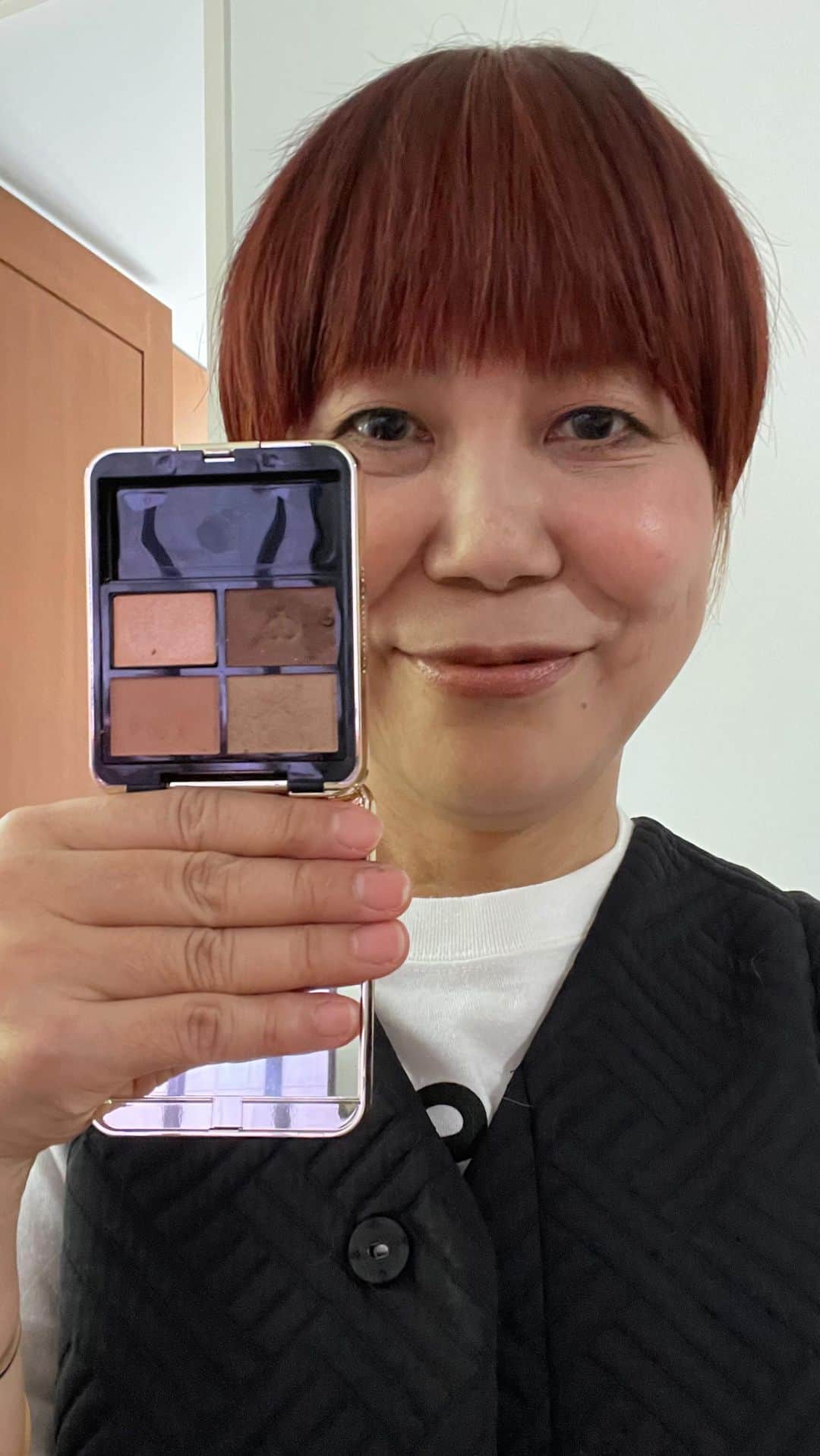 のインスタグラム：「毎日BEAUTY LIVE  2023/10/  12:15から10分間の毎日Beauty Live です✨  今日のお題《アイカラーパレットでアイメイク》  クレドポーボーテのアイカラーパレットの左下のベースカラーはリアル大人の目元を明るく整えてくれる。 透け感あるブラウンは重さなく、初秋にぴったりシックな目元に👀✨  #クレドポーボーテオンブルクルールクアドリ5  #毎日ビューティライブ  #山本浩未 #ヤマモトヒロミ #メイクの白黒赤 #ちょっとの手間できれいが違う #おとな美容 #きれいは力  #きれいに終わりはない #たるみはメイクでなくせます」