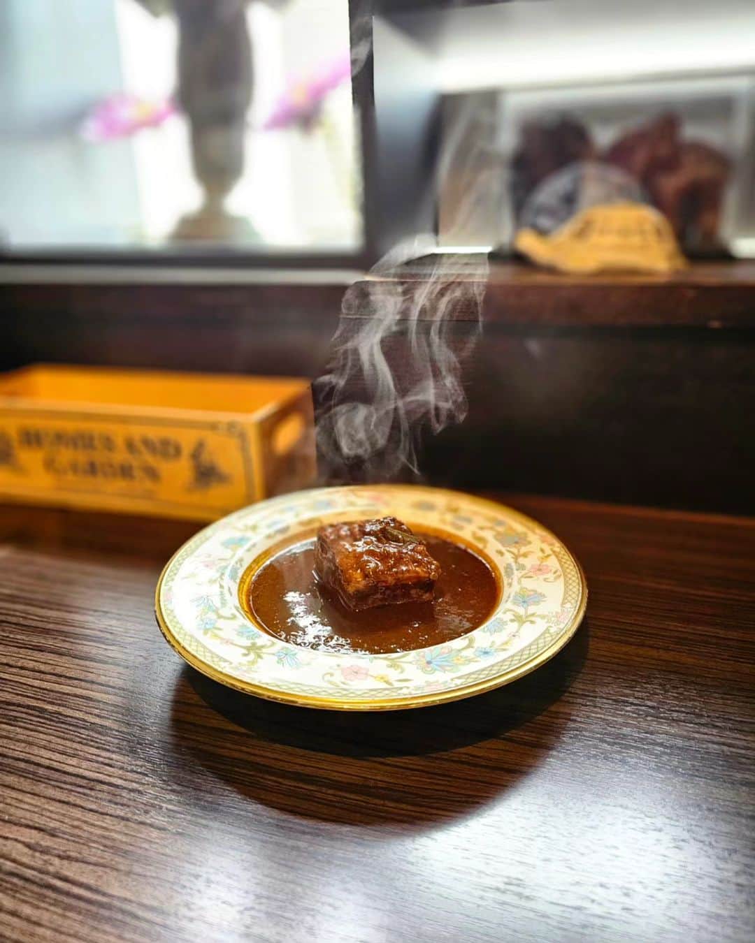 のインスタグラム：「ラーメンの次に好きなカレー店。  この1週間で行ったお店。  ① マリーアイランガニー 渋谷 しっかり煮込まれたホロホロのポークと複雑に絡み合うスパイスが癖になる一杯  ② キッチン南海 神保町店 旨味と程良い辛さが口の中で広がる昔ながらのカレー。  ③ カリー カイラス 渋谷 量も多く豚カツのトッピングが80円。 何処か懐かしくて幸せを感じる一杯。  #カレー #カレーライス #マリーアイランガニー #カリーカイラス #キッチン南海 #渋谷」