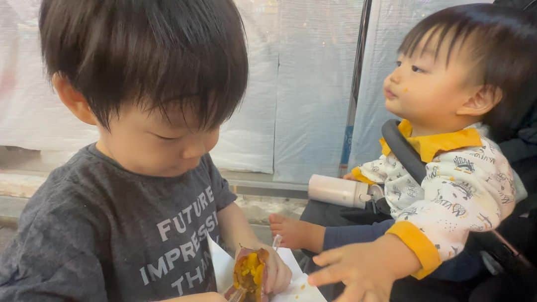 桃のインスタグラム：「韓国の屋台で代わりばんこに食べてる2歳と1歳が尊すぎる…。  #韓国 #明洞 #屋台 #焼き芋 #年子兄弟  #たろじろ」
