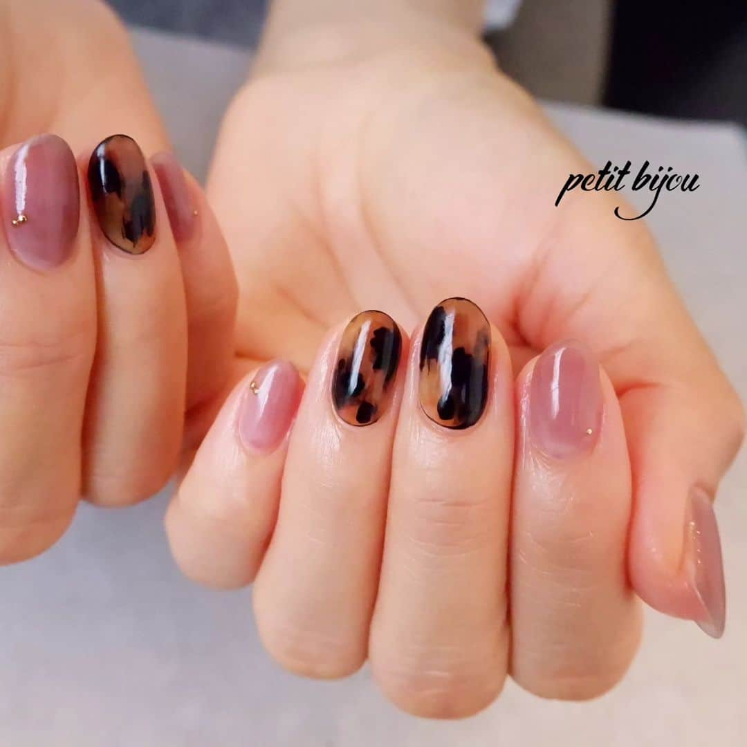 ayumiのインスタグラム：「...⁡ ⁡.⁡ ⁡大人気中のべっ甲。⁡ ⁡⁡ ⁡.⁡ ⁡#petitbijou_nail #べっ甲」