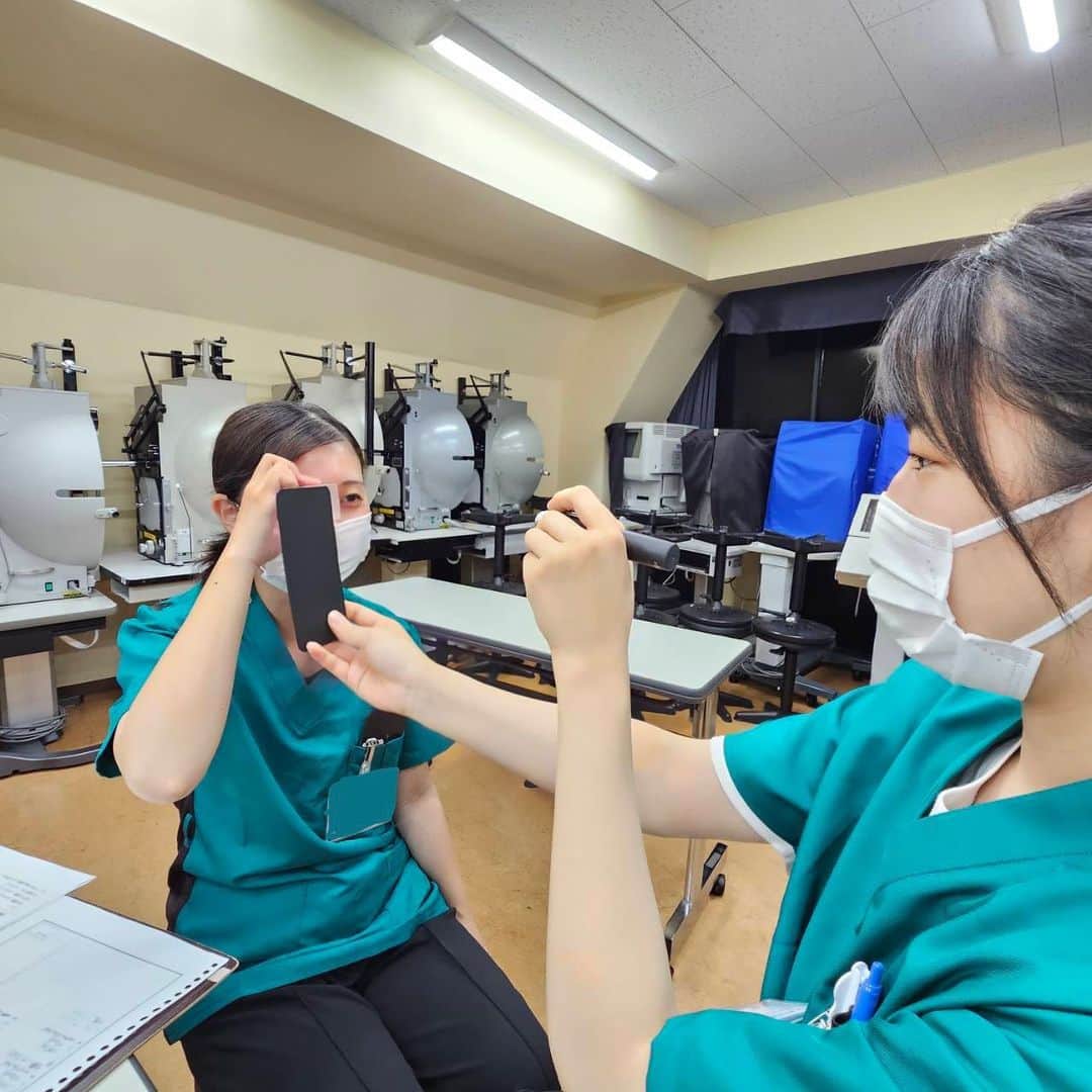 東京医薬専門学校さんのインスタグラム写真 - (東京医薬専門学校Instagram)「視能訓練士科1年生👀 実習授業が始まって、早1ヶ月✨  初めての眼科検査、慣れないことばかり！！！ 検査だけでなく、皆で話し合いながら授業を取り組むことでコミュニケーション能力や発言力も身につけています💪🏻  慣れないことばかりで大変だけど、1年生頑張れ🔥  #視能訓練士 #視能訓練士のたまご #ort #tcm #東京医薬看護専門学校 #医療 #眼科 #目 #検査 #実習 #勉強垢 #資格取得 #葛西 #江戸川区」10月6日 12時52分 - tokyo_iyaku
